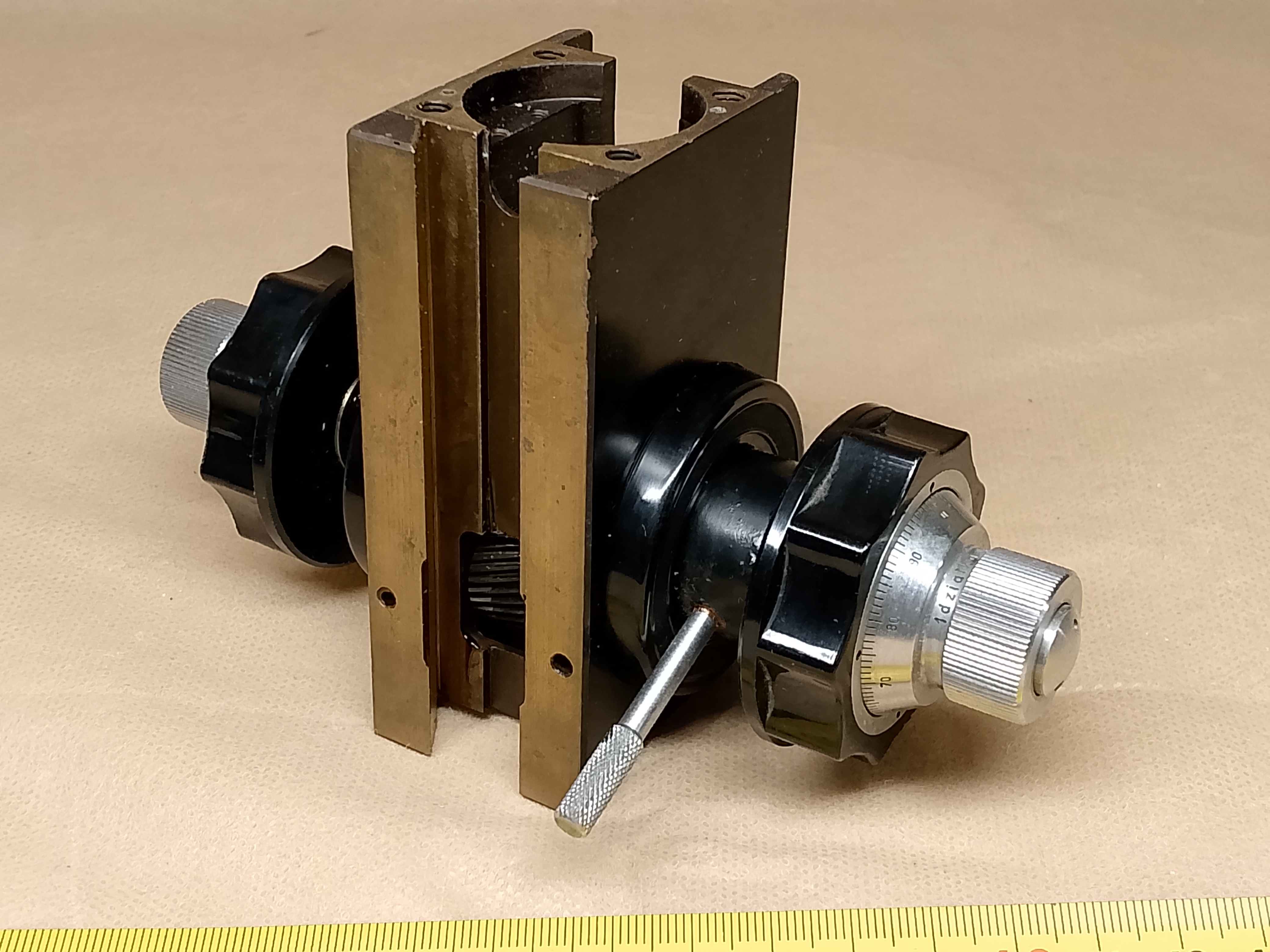 Blok ruchu zgrubnego (makro) z pokrętłami do mikroskopu PZO MB-30 / PZO ML - ujęcie #1