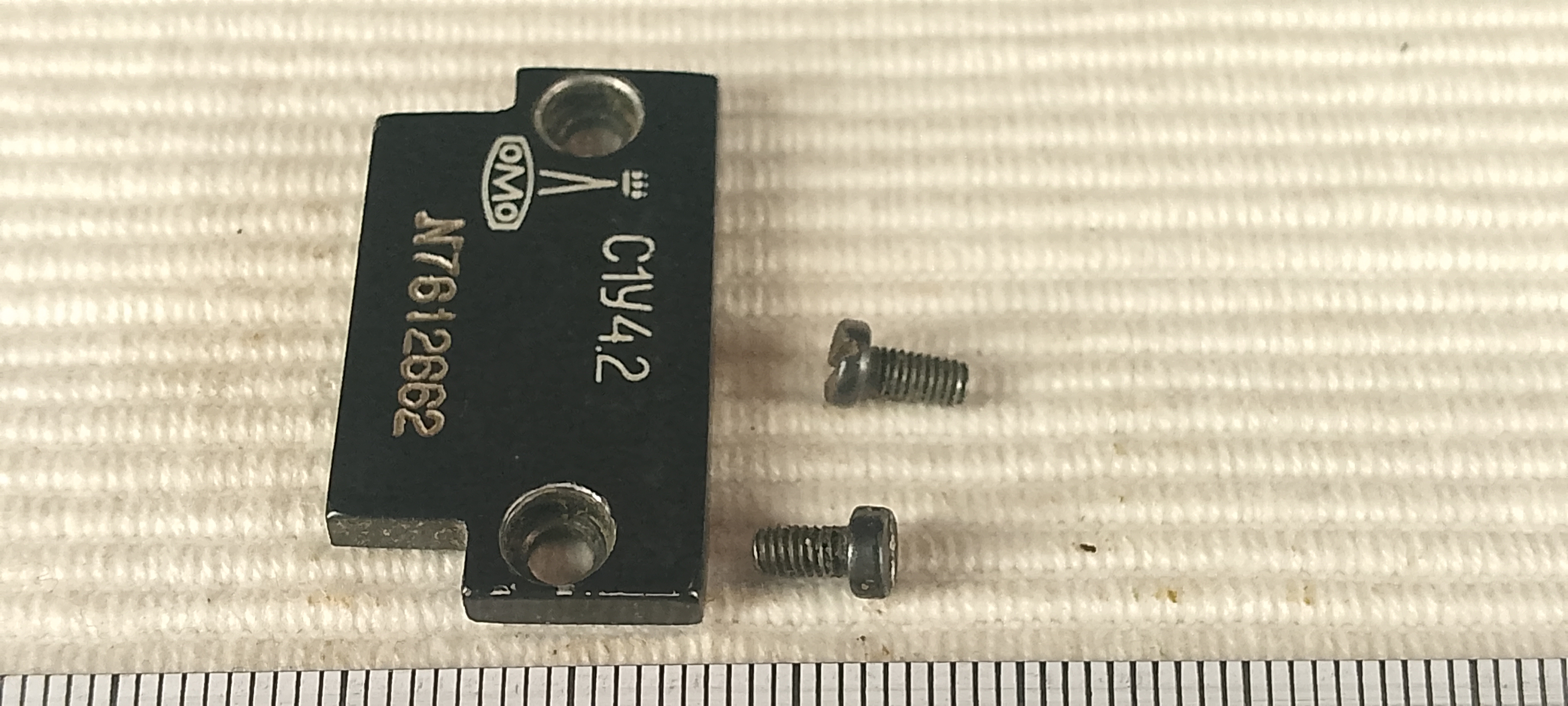 Lomo Biolam C1 (S1 1976) - zaślepka sprężyny ruchu pionowego z wygrawerowanym logo - ujęcie #2