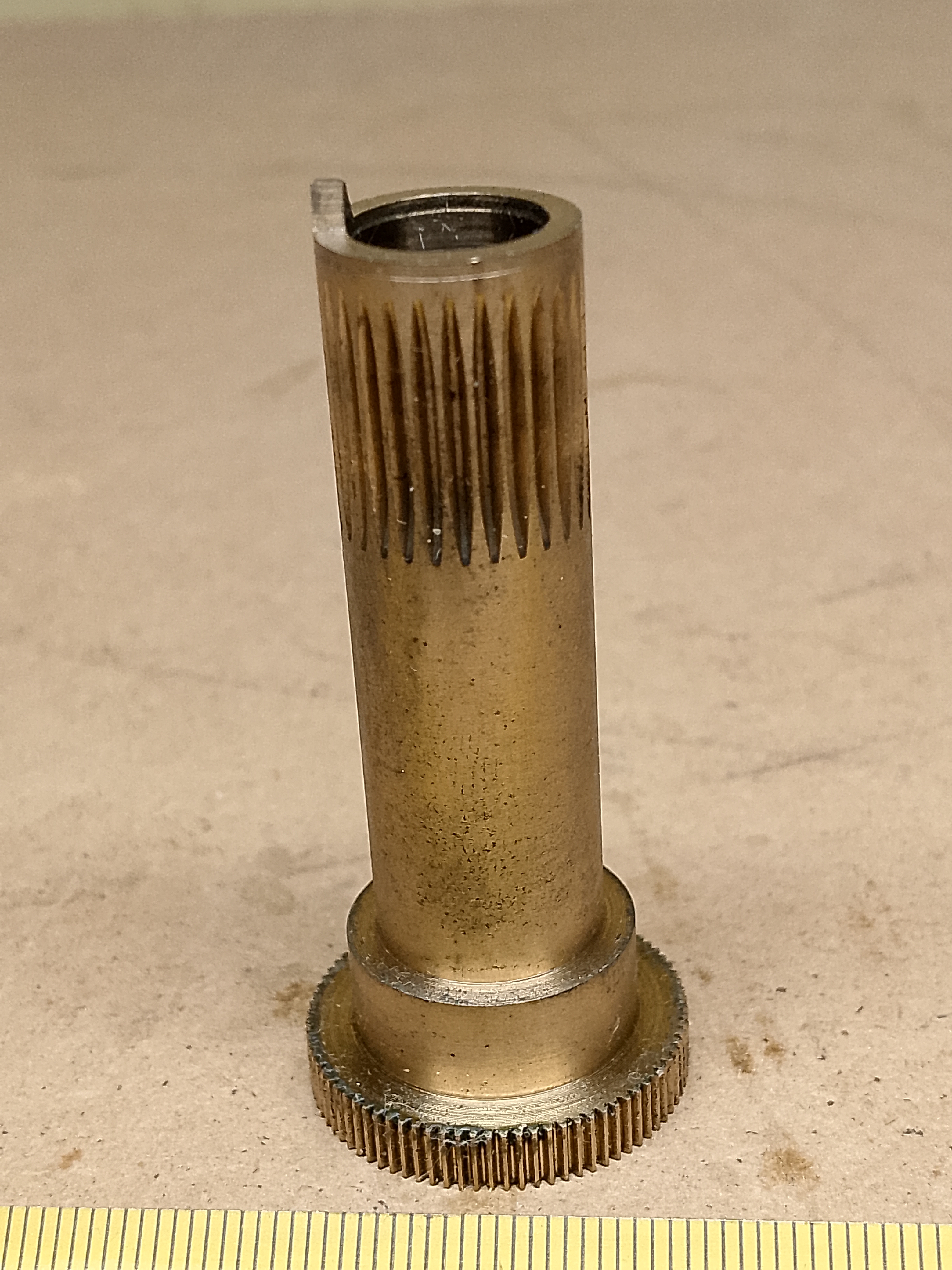 Tuba zębata z mechanizmu przesuwu (makro / mikro fokus) mikroskopu Carl Zeiss Jena Ergaval / Amplival - ujęcie #2