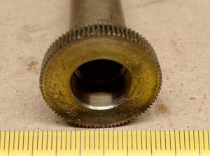 Tuba zębata z mechanizmu przesuwu (makro / mikro fokus) mikroskopu Carl Zeiss Jena Ergaval / Amplival - ujęcie #6