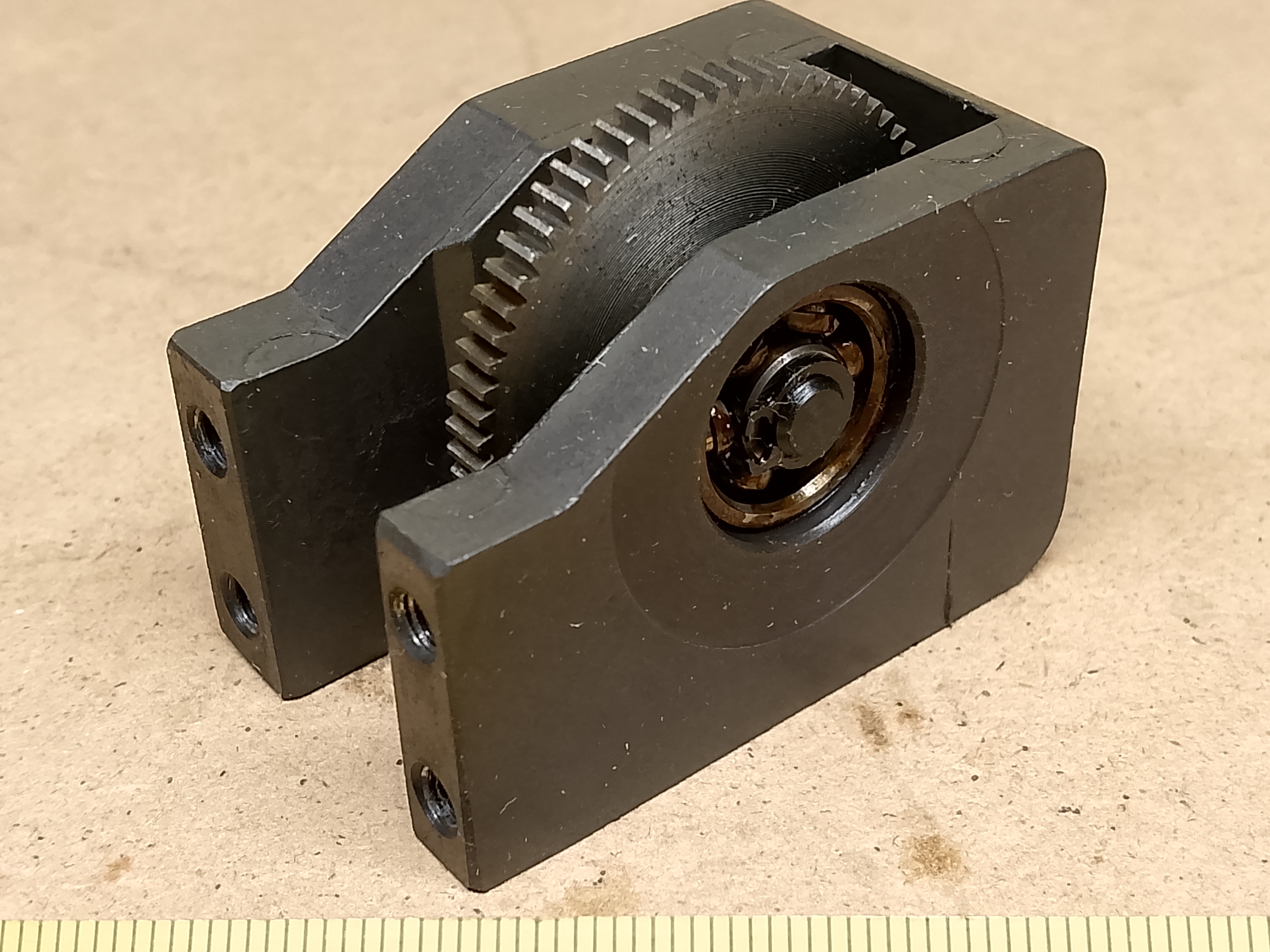 System zębatek (zębatka) z mechanizmu przesuwu pionowego mikroskopu Carl Zeiss Jena Ergaval / Amplival - ujęcie #1
