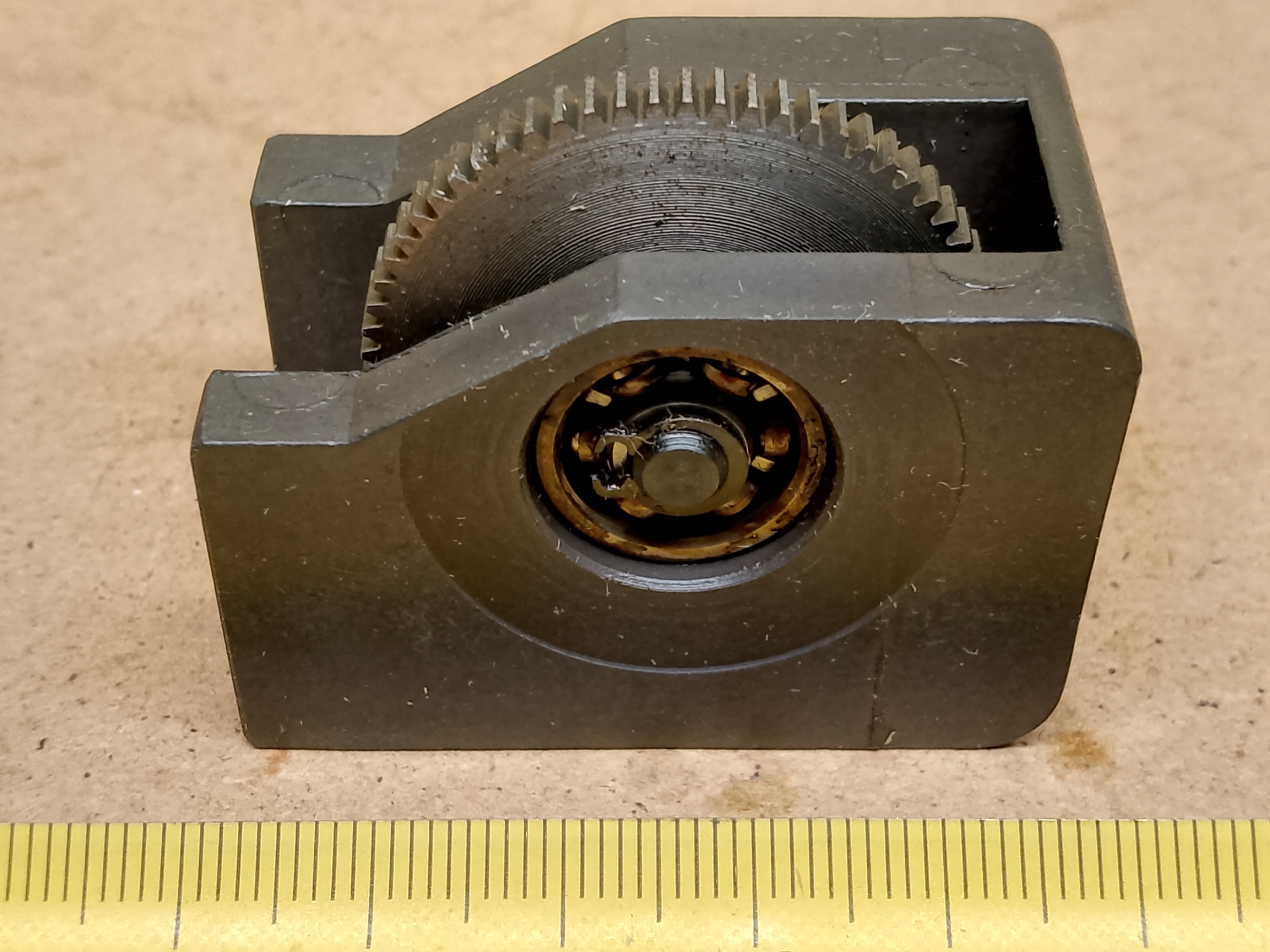 System zębatek (zębatka) z mechanizmu przesuwu pionowego mikroskopu Carl Zeiss Jena Ergaval / Amplival - ujęcie #5