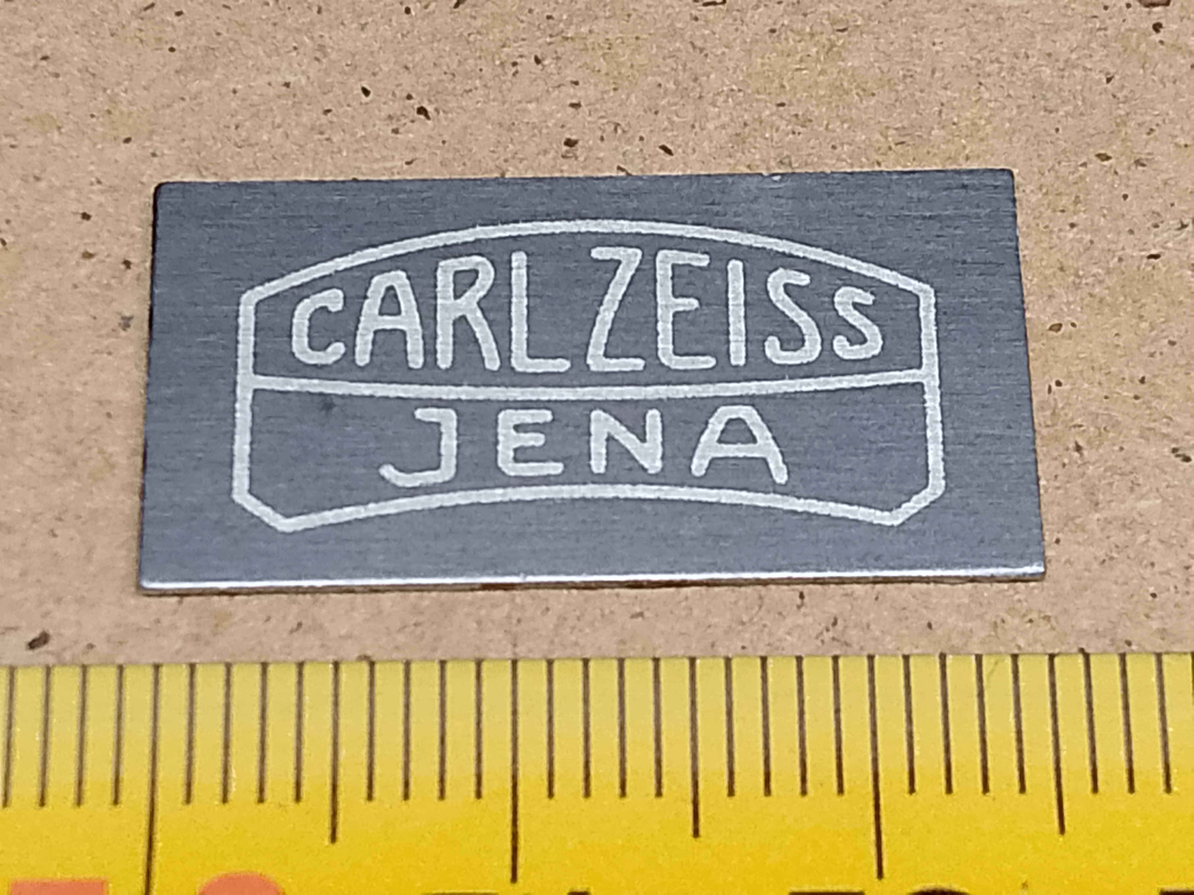 Carl Zeiss Jena model Oryginalna aluminiowa plakietka Carl Zeiss Jena do przyklejenia na mikroskop