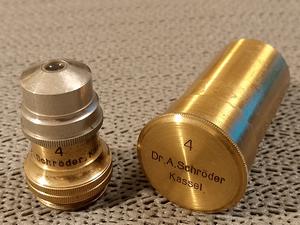 Dr. Adolf Schroeder Antique Obiektyw mikroskopowy Dr. A.Schröder Kassel 4 w, powiększenie 18x, RMS, mosiężny, vintage, antique, pudełeczko
