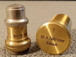Dr. Adolf Schroeder Obiektyw mikroskopowy Dr. A.Schröder Kassel 7 w, powiększenie 60x, RMS, mosiężny, vintage, antique, pudełeczko - thumbnail