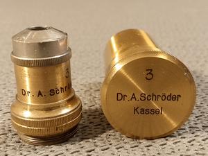 Dr. Adolf Schroeder Antique Obiektyw mikroskopowy Dr. A.Schröder Kassel 3 w, powiększenie 10x, RMS, mosiężny, vintage, antique, pudełeczko