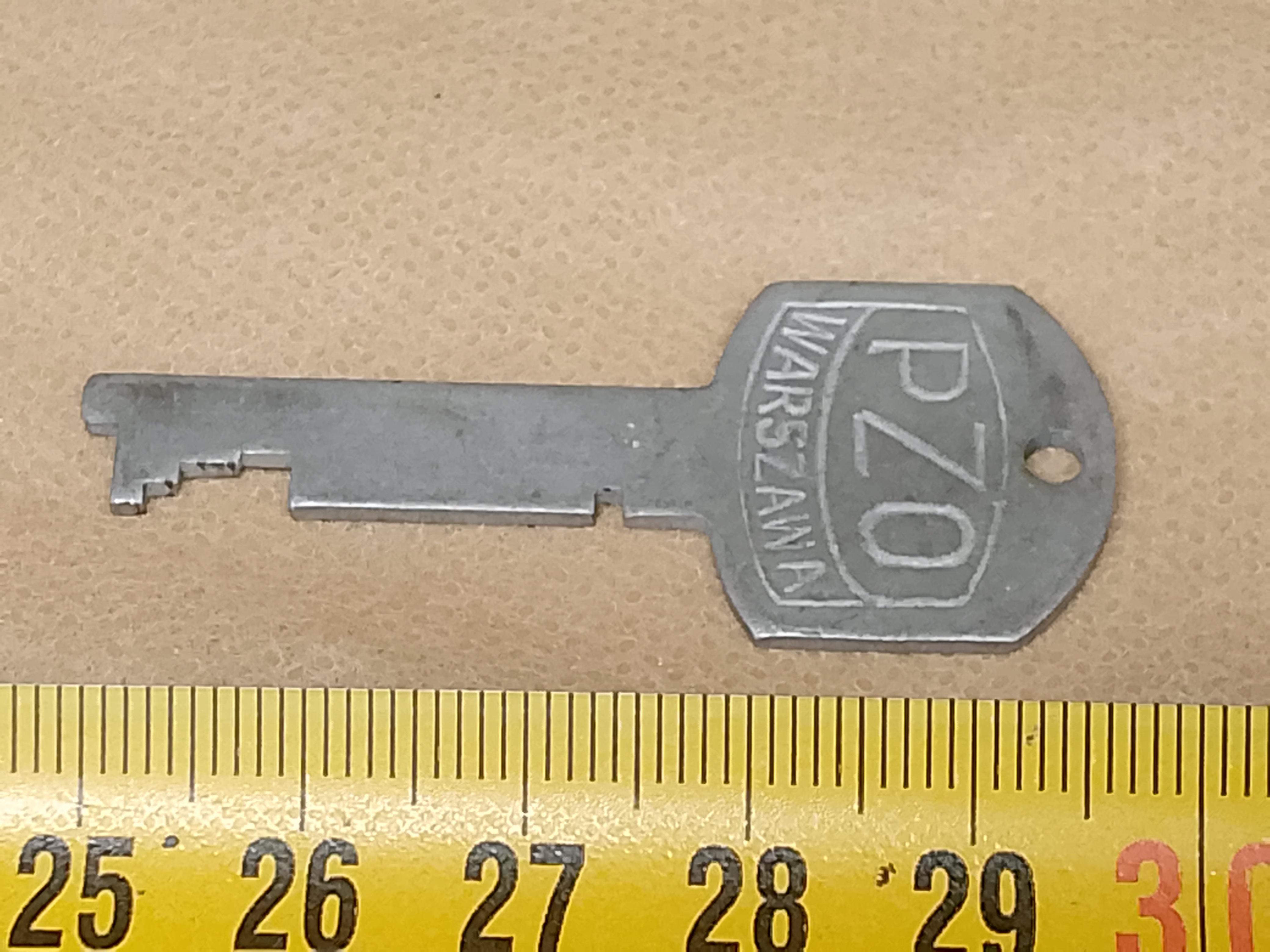 PZO Warszawa - klucz do drewnianej skrzynki mikroskopowej - ujęcie #1