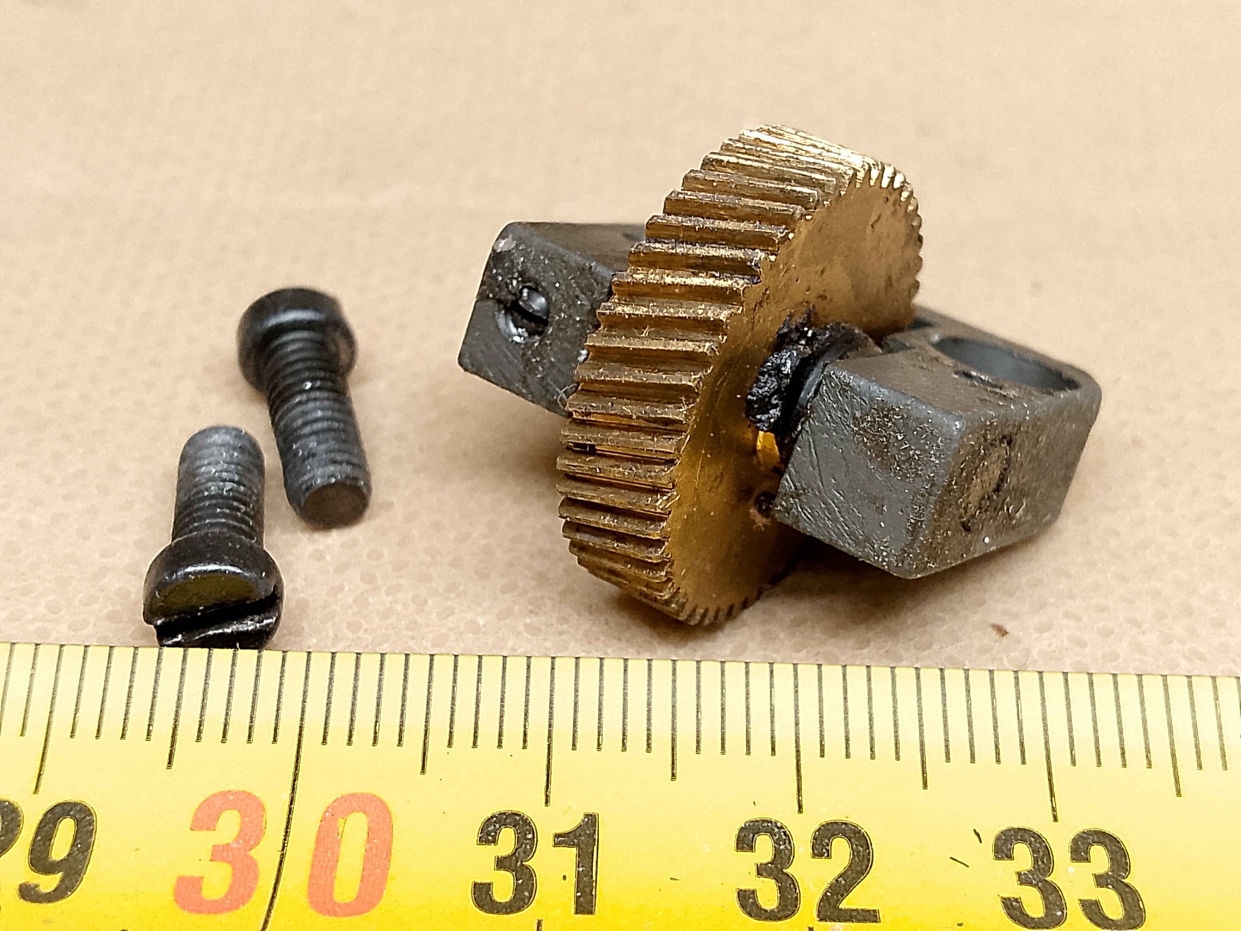 Koło zębate mechanizmu przesuwu pionowego mikroskopu Lomo Biolam