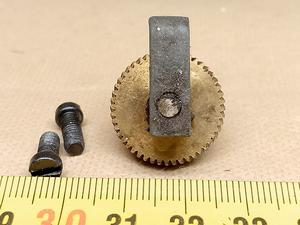 Koło zębate mechanizmu przesuwu pionowego mikroskopu Lomo Biolam - ujęcie #8