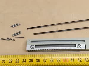 Carl Zeiss Jena Ergaval / Amplival - obere 0-10 Skala, Zahnstange und Rollenführungen - XY Mikroskop-Kreuztisch Serviceelement / Reparaturteil