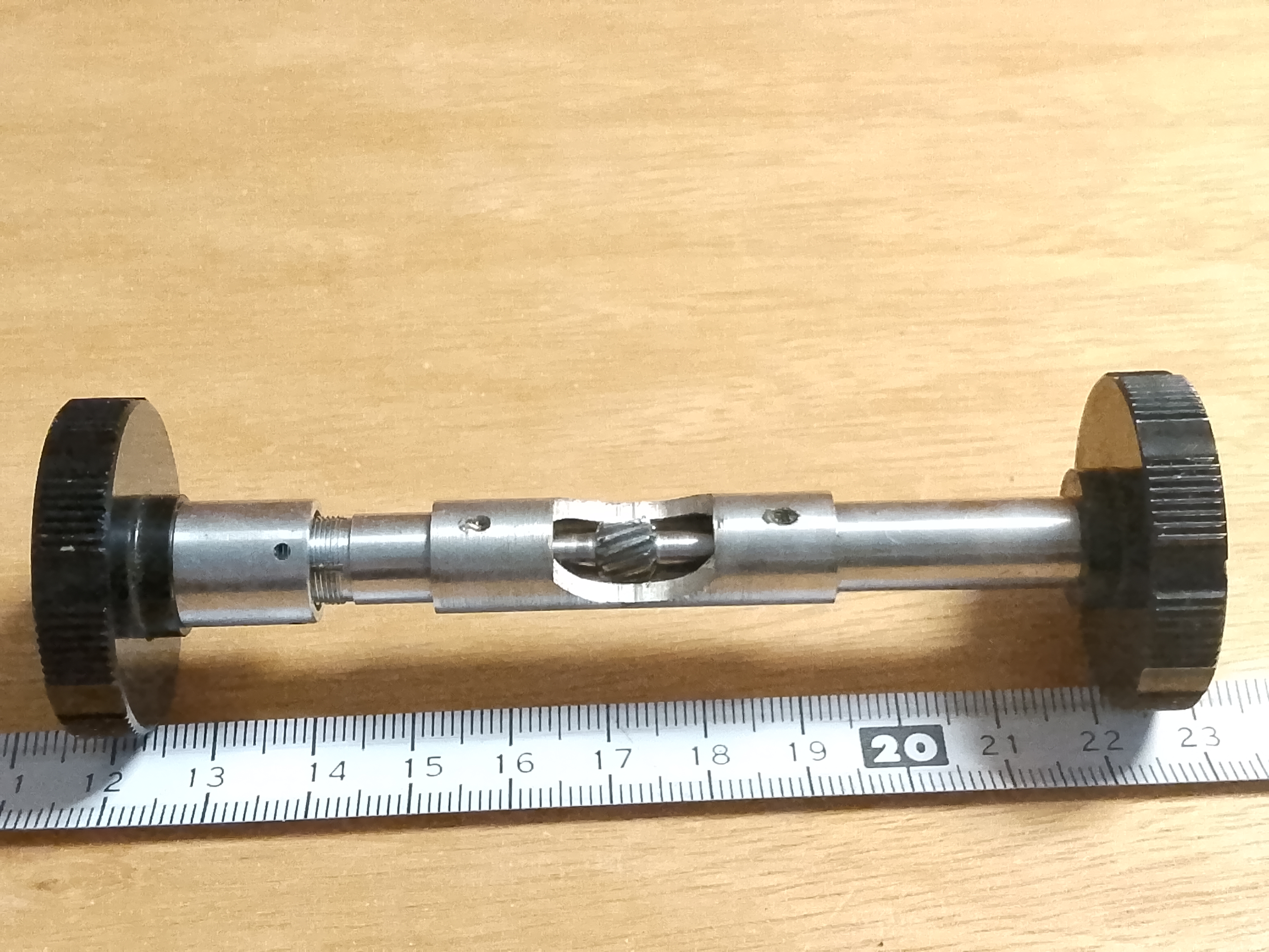 Swift M2240 - pokrętła regulacji ruchu zgrubnego (mikroskop makro fokus) - different 2 view