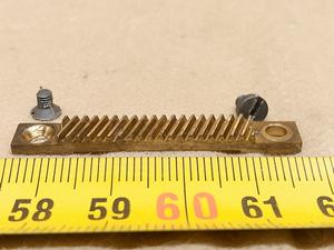 Zeiss Standard Junior KF - Zahnstange für dem Mikroskopkondensor Schiebemechanismus (Mikroskop Kondensor Vertikal Fokus) - thumbnail