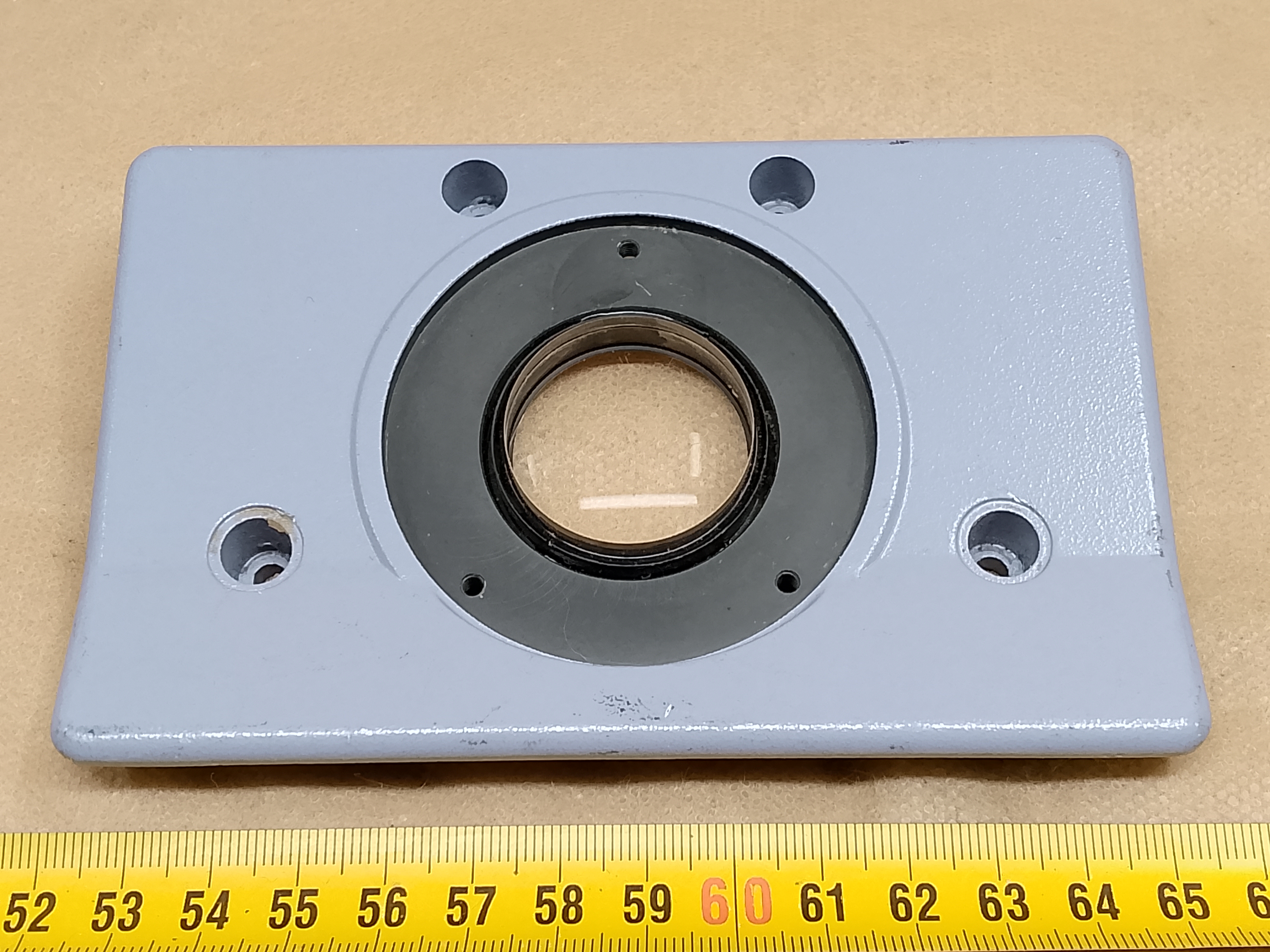 Nikon Eclipse E400 - część obudowy głowicy mikroskopowej z soczewką - ujęcie #1