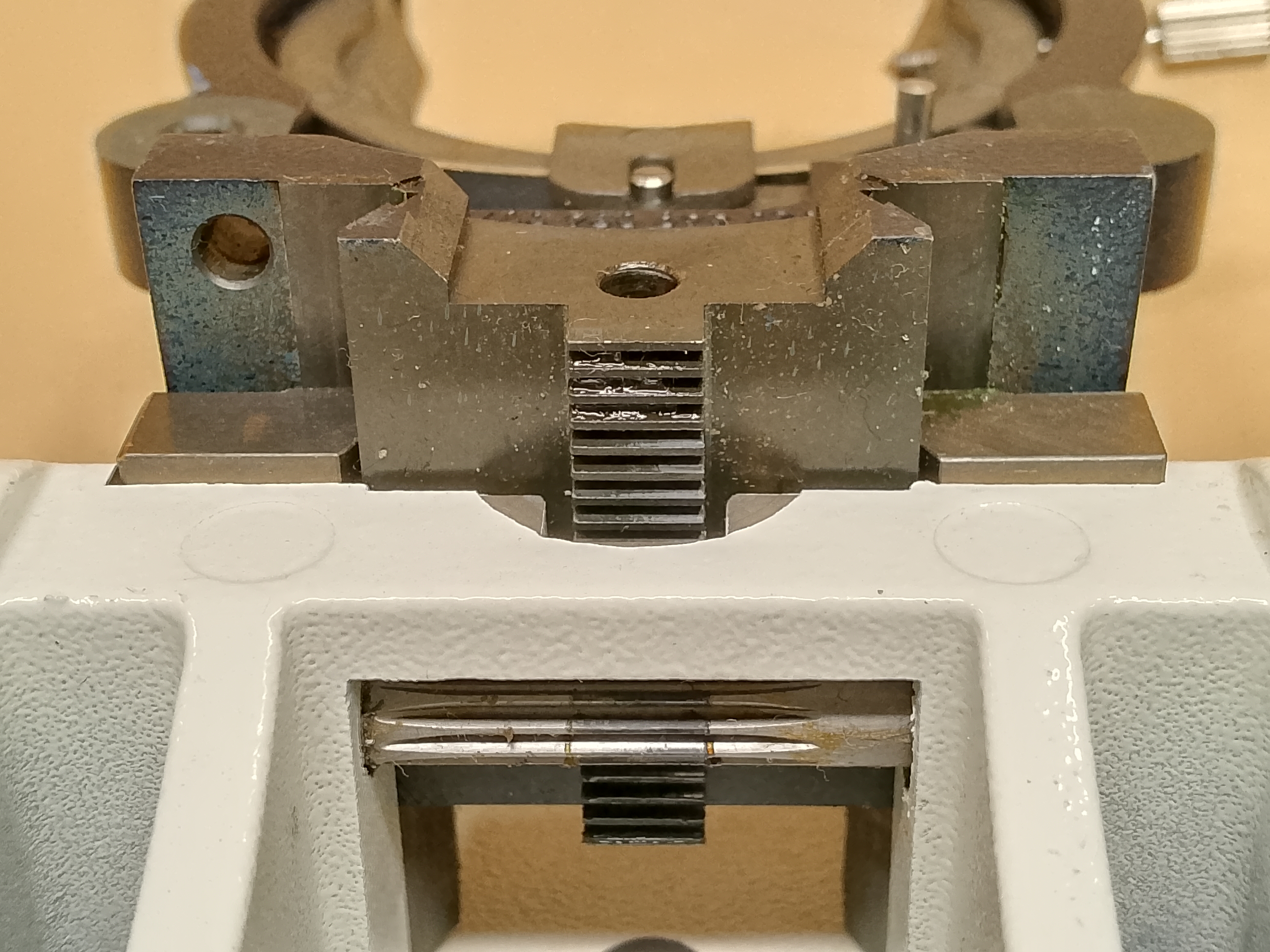Leica P/N 11501232 - support stolika mikroskopowego, uchwyt kondensora, listwa zębata i zębatka - ujęcie #12