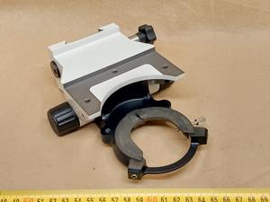 Leica P/N 11501232 - support stolika mikroskopowego, uchwyt kondensora, listwa zębata i zębatka - ujęcie #1