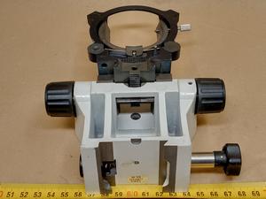 Leica P/N 11501232 - support stolika mikroskopowego, uchwyt kondensora, listwa zębata i zębatka - ujęcie #11