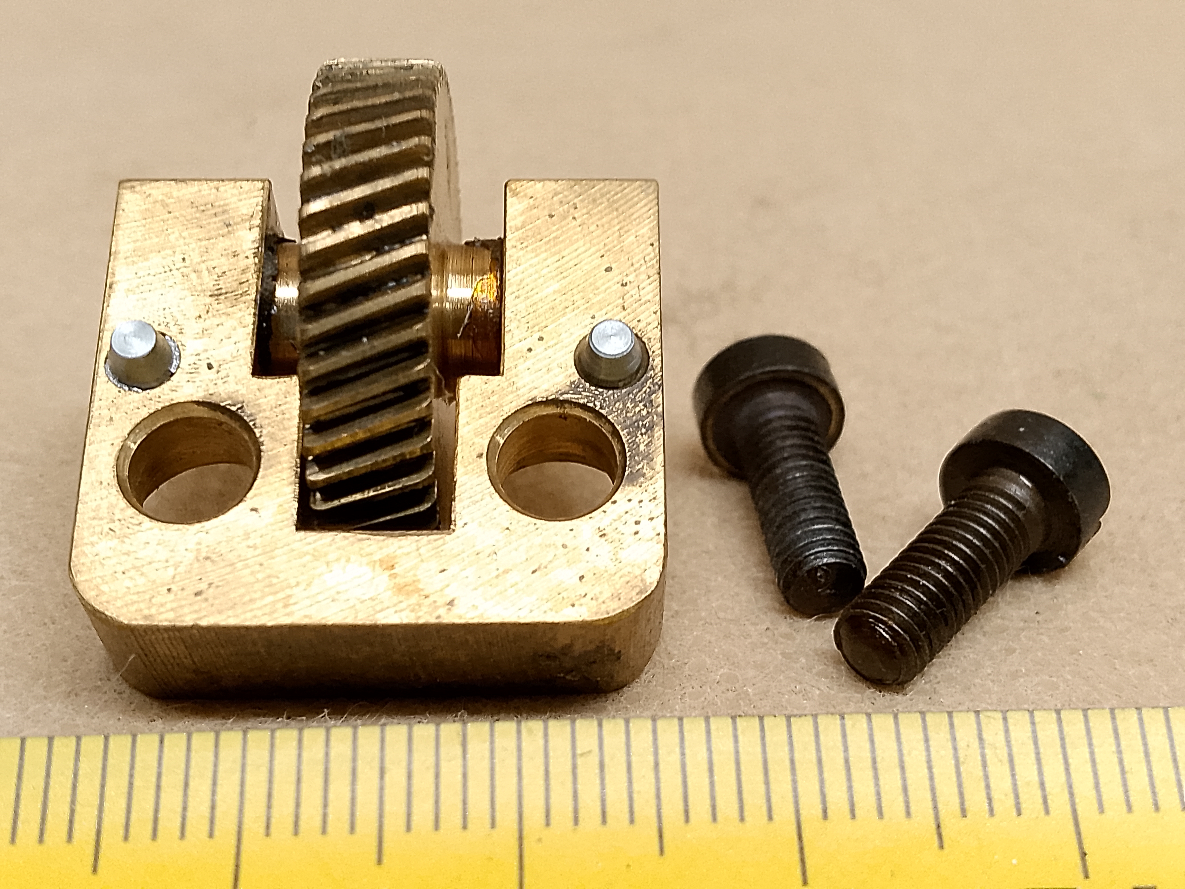 Carl Zeiss Jena Lg - koło zębate mechanizmu zgrubnego (makro) przesuwu pionowego mikroskopu - ujęcie #6