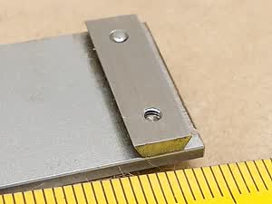 Hertel & Reuss Studio II / Metall - prawy uchwyt (łapka) preparatu stolika mikroskopu - ujęcie #5