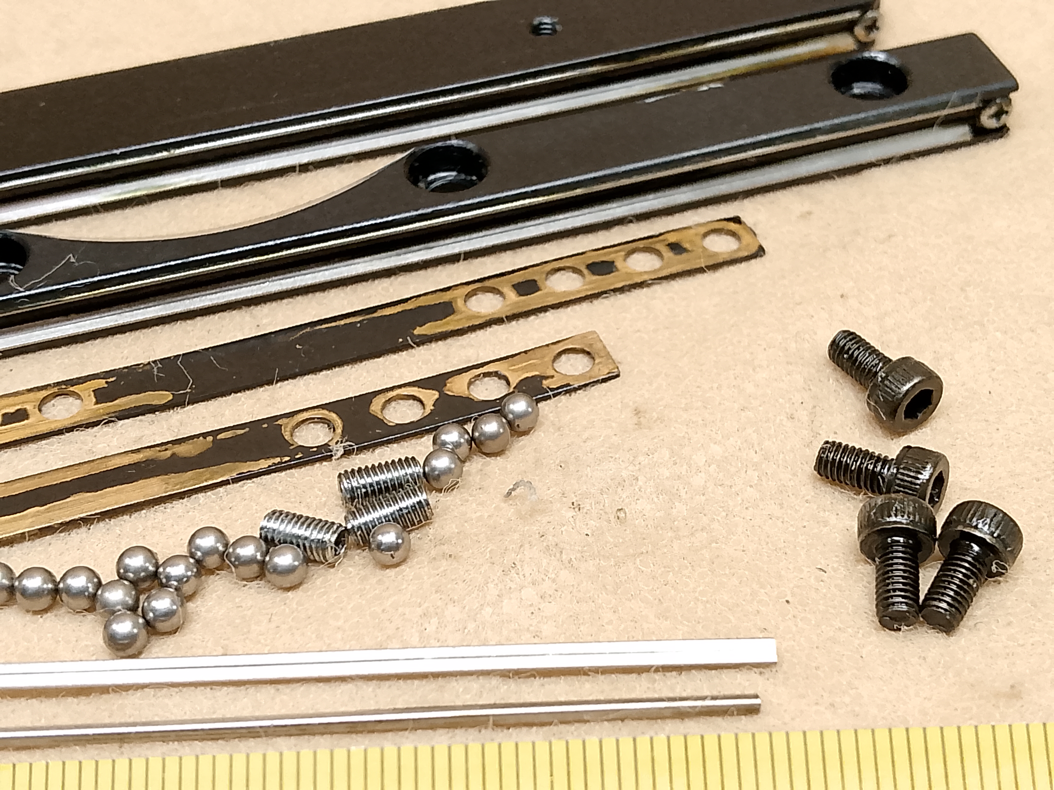 Olympus BH-2 - Seiten-Bewegungsführungen und Lagerkugeln - XY Mikroskop-Kreuztisch Serviceelement /