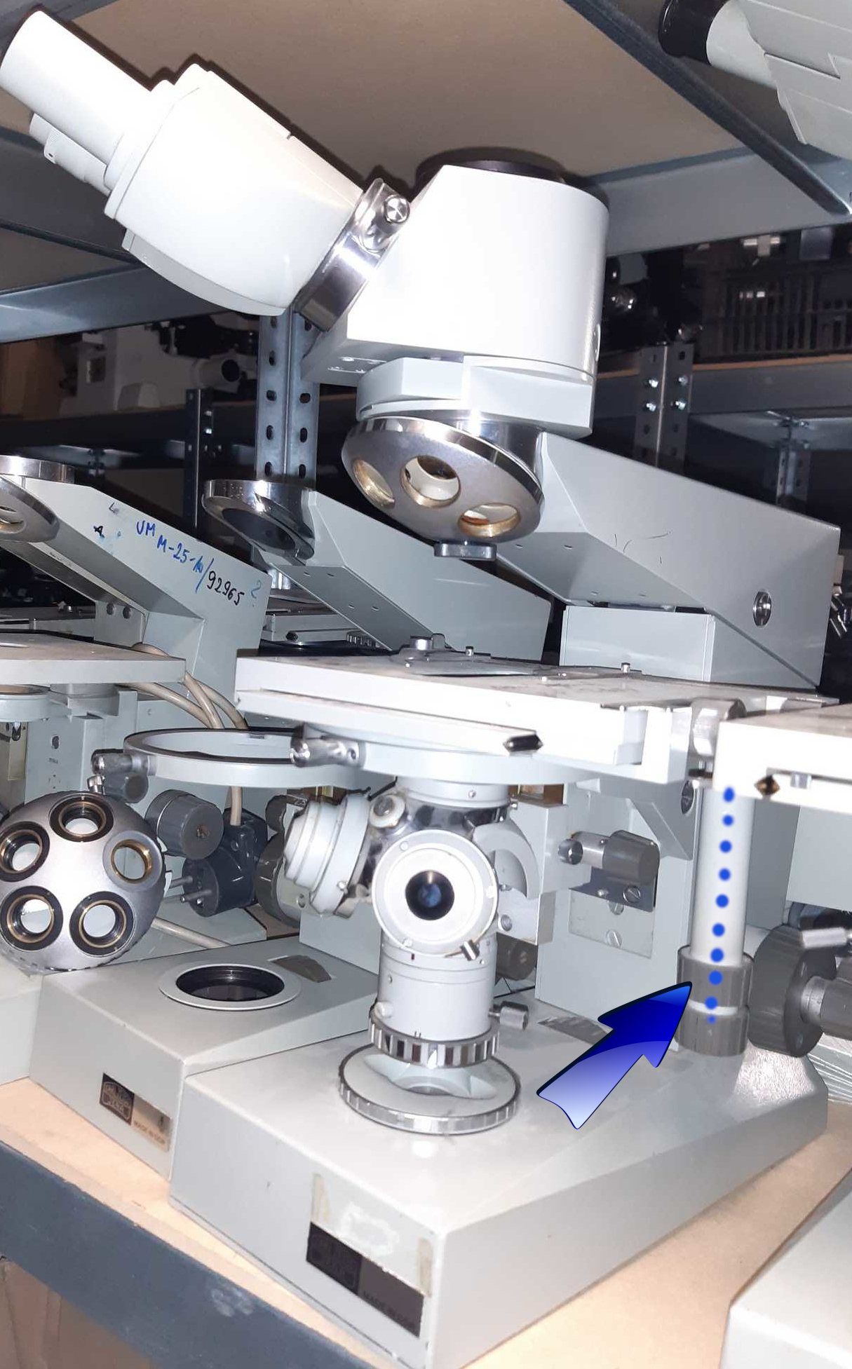 Carl Zeiss Jena Amplival / metaval - wewnętrzny wałek zębaty długiej rączki stolika mikroskopu - ujęcie #6