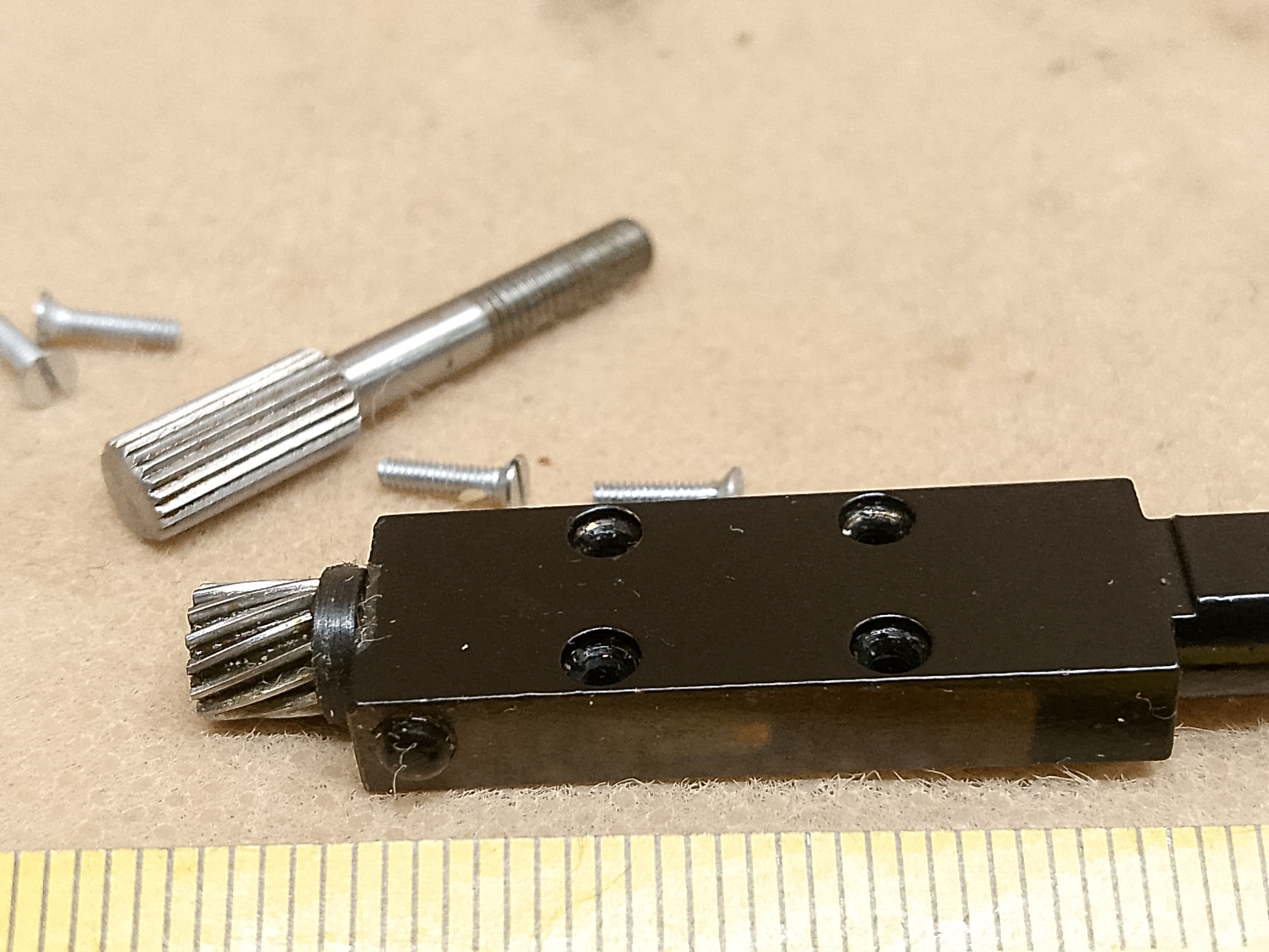 Zeiss Photomicroscope / Universal - wałek zębaty i manipulator wzdłużny - część serwisowa do naprawy stolika mikroskopowego