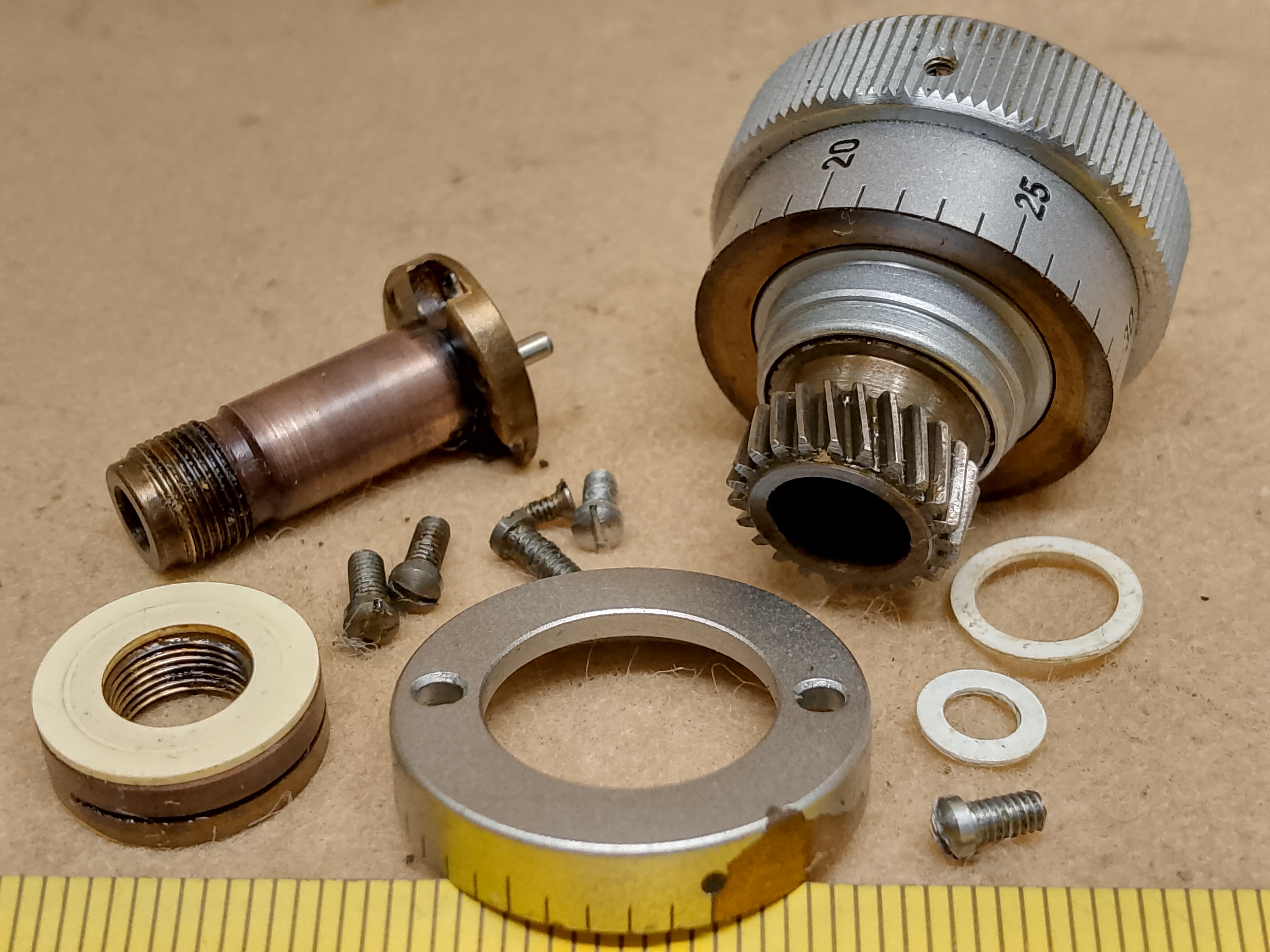 Zeiss Standard 16 / GFL - lewa gałka przesuwu wzdłużnego - część serwisowa do naprawy stolika mikroskopowego - different 6 view