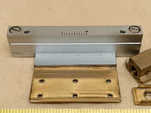 Zeiss Standard 16 / GFL - Skala, Halterung für den Probenhalter und Abdeckung der Schneckenwelle - XY Mikroskop-Kreuztisch Reparaturteil - thumbnail