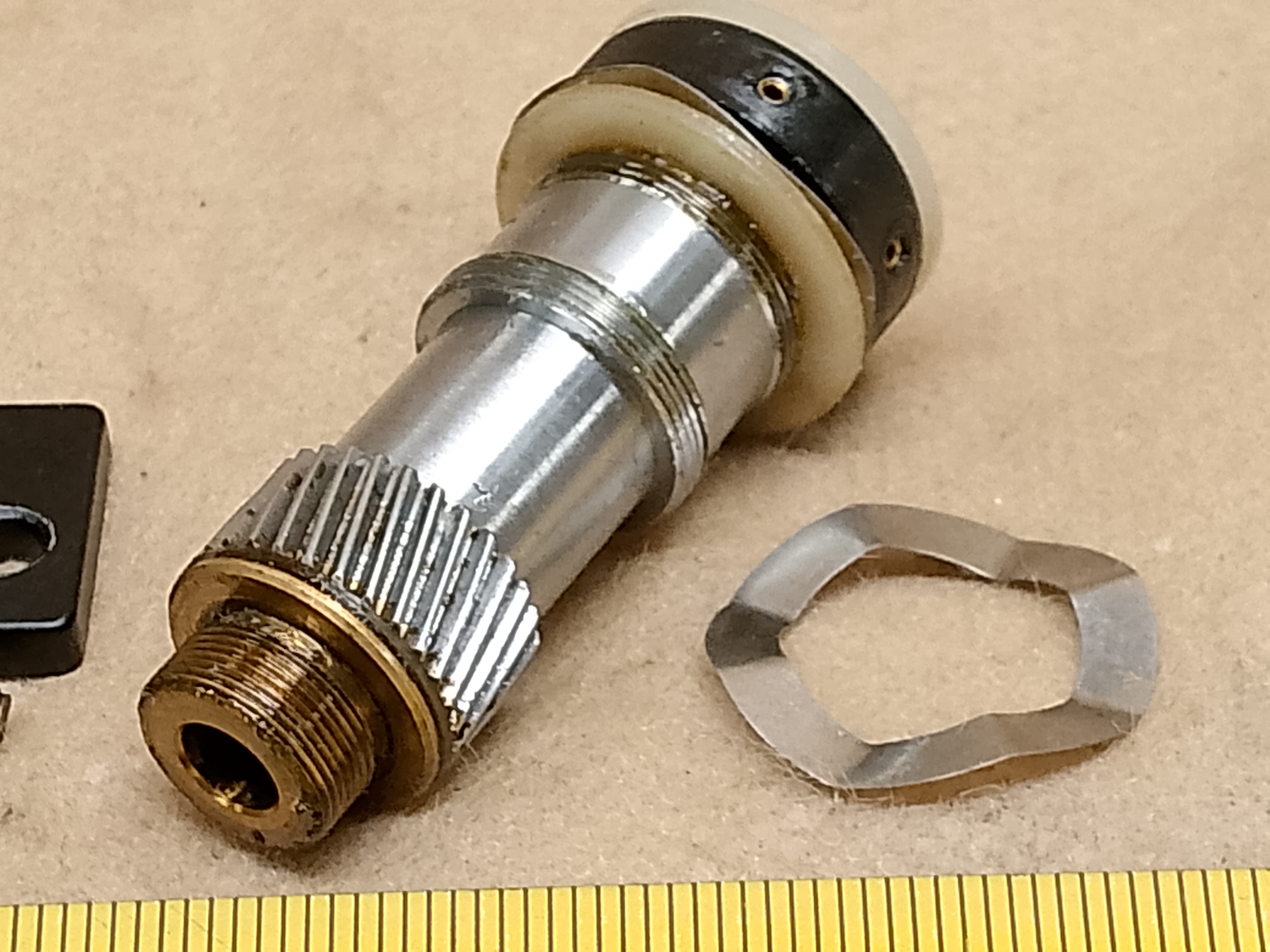 Olympus BH-2 - wałek zębaty rączki stolika mikroskopu - ujęcie #1