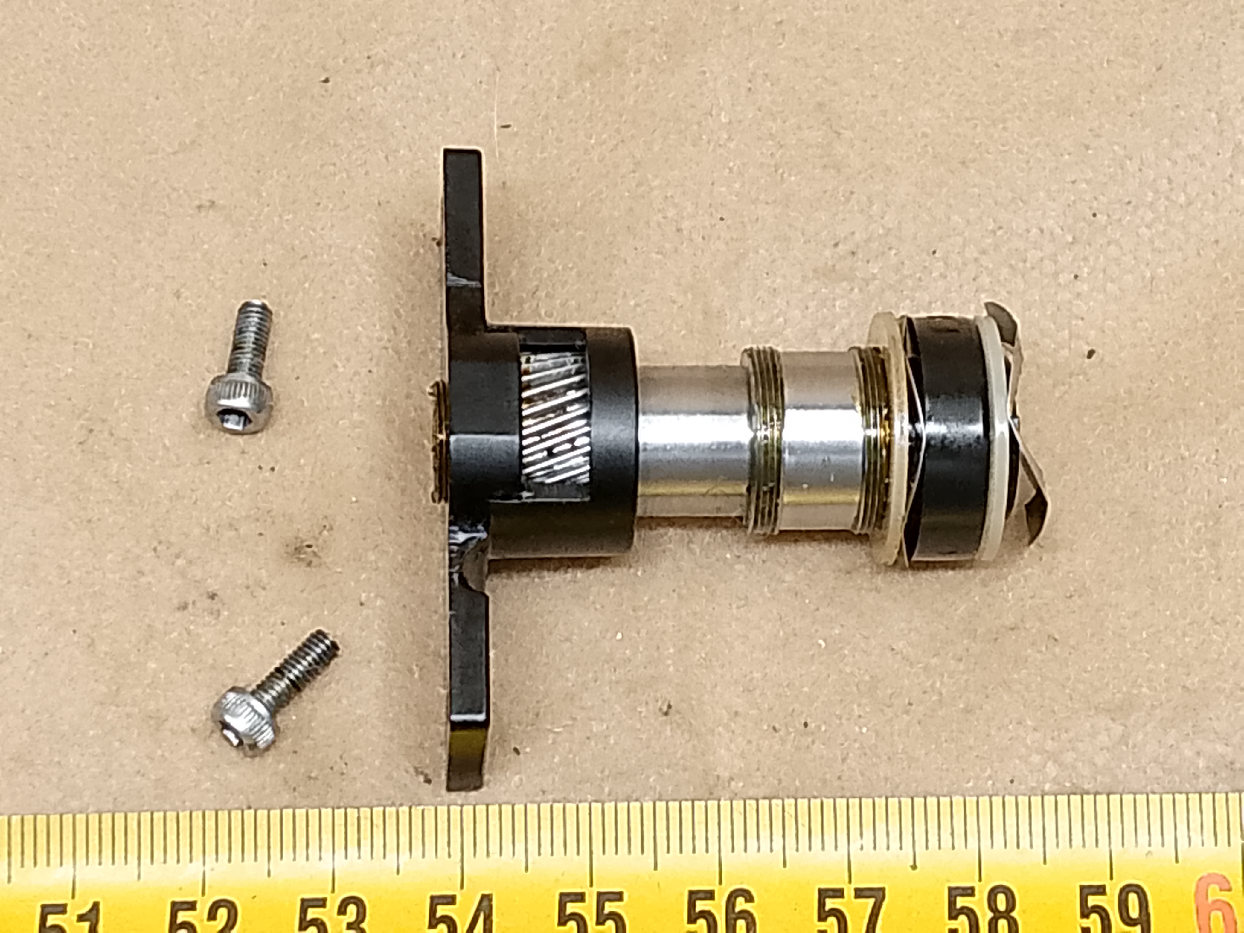 Olympus BH-2 - wałek zębaty rączki stolika mikroskopu - ujęcie #2