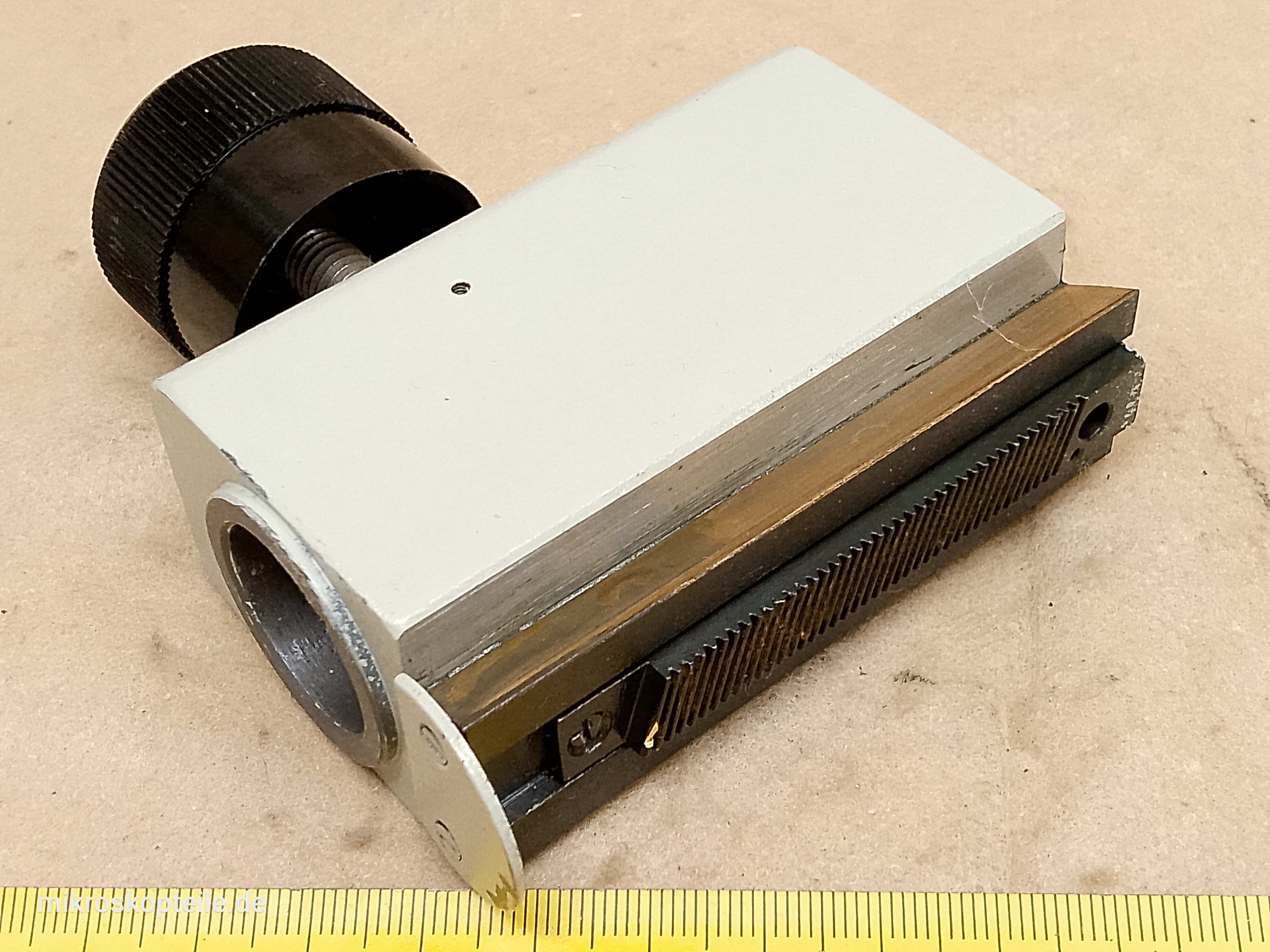 Lomo MMU-3 / MMY-3 - mocowanie kolumny statywu mikroskopu z listwą zębatą mechanizmu przesuwu | nieruchoma - ujęcie #1