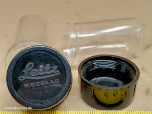 Leitz Wetzlar - plastikowe pudełeczko na obiektyw mikroskopowy RMS - different 1 view