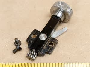 Carl Zeiss Jena Lg / Lumipan Zahnradwelle und Längsmanipulator für Mikroskop-Drehtisch - thumbnail