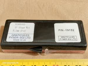 Pyser-SGI mikroskopowe szkiełko mikrometryczne z siatką S9 0,1mm grid 02A00405 FIN-19152 Graticules Ltd. - ujęcie #2