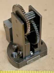 Zeiss Photomicroscope / Universal - mechanizm regulacji precyzyjnej mikroskopu | koła zębate przesuwu mikro - different 1 view