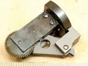 Zeiss Photomicroscope / Universal - mechanizm regulacji precyzyjnej mikroskopu | koła zębate przesuwu mikro - different 2 view