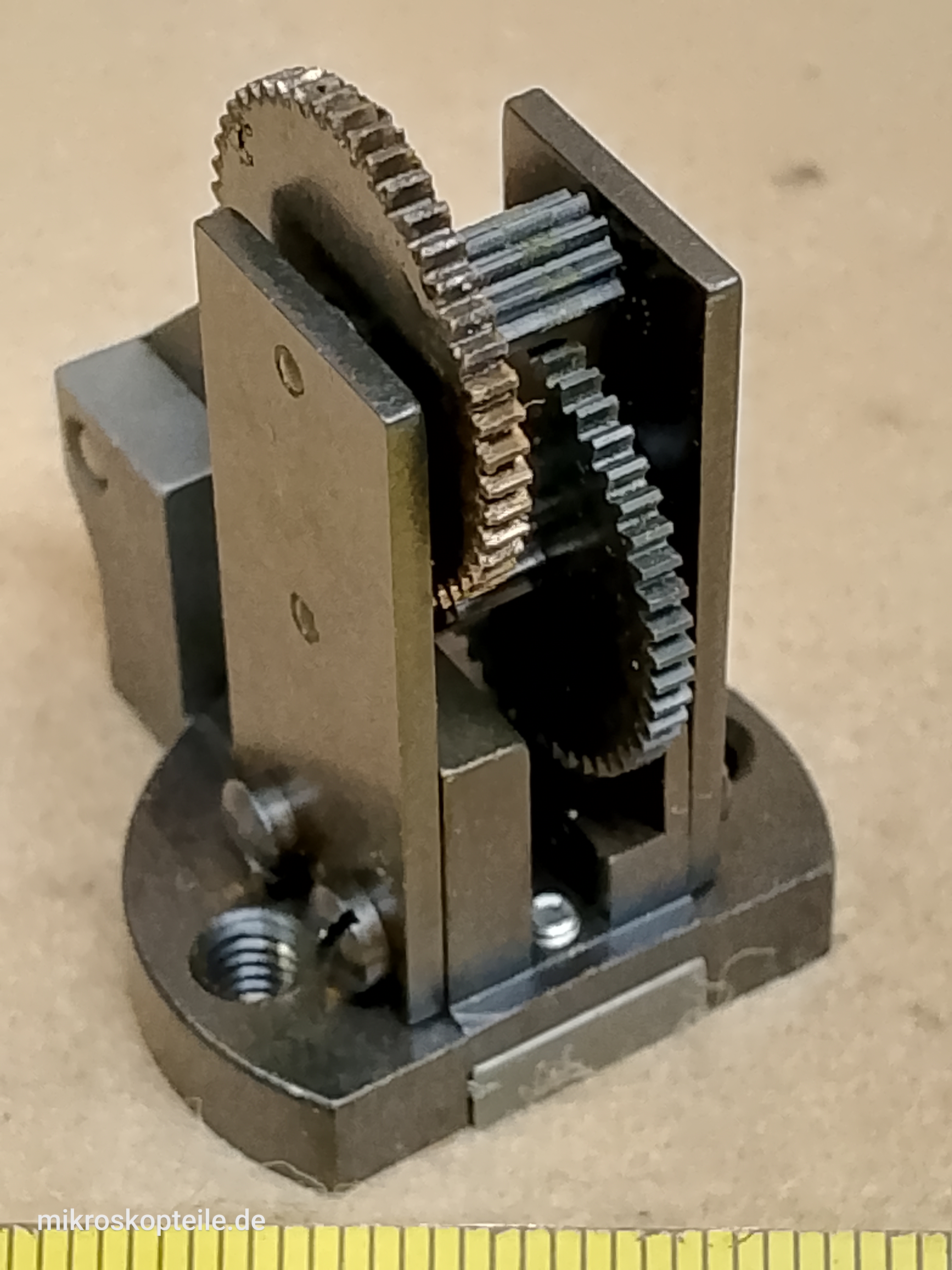 Zeiss Photomicroscope / Universal - mechanizm regulacji precyzyjnej mikroskopu | koła zębate przesuwu mikro - ujęcie #1