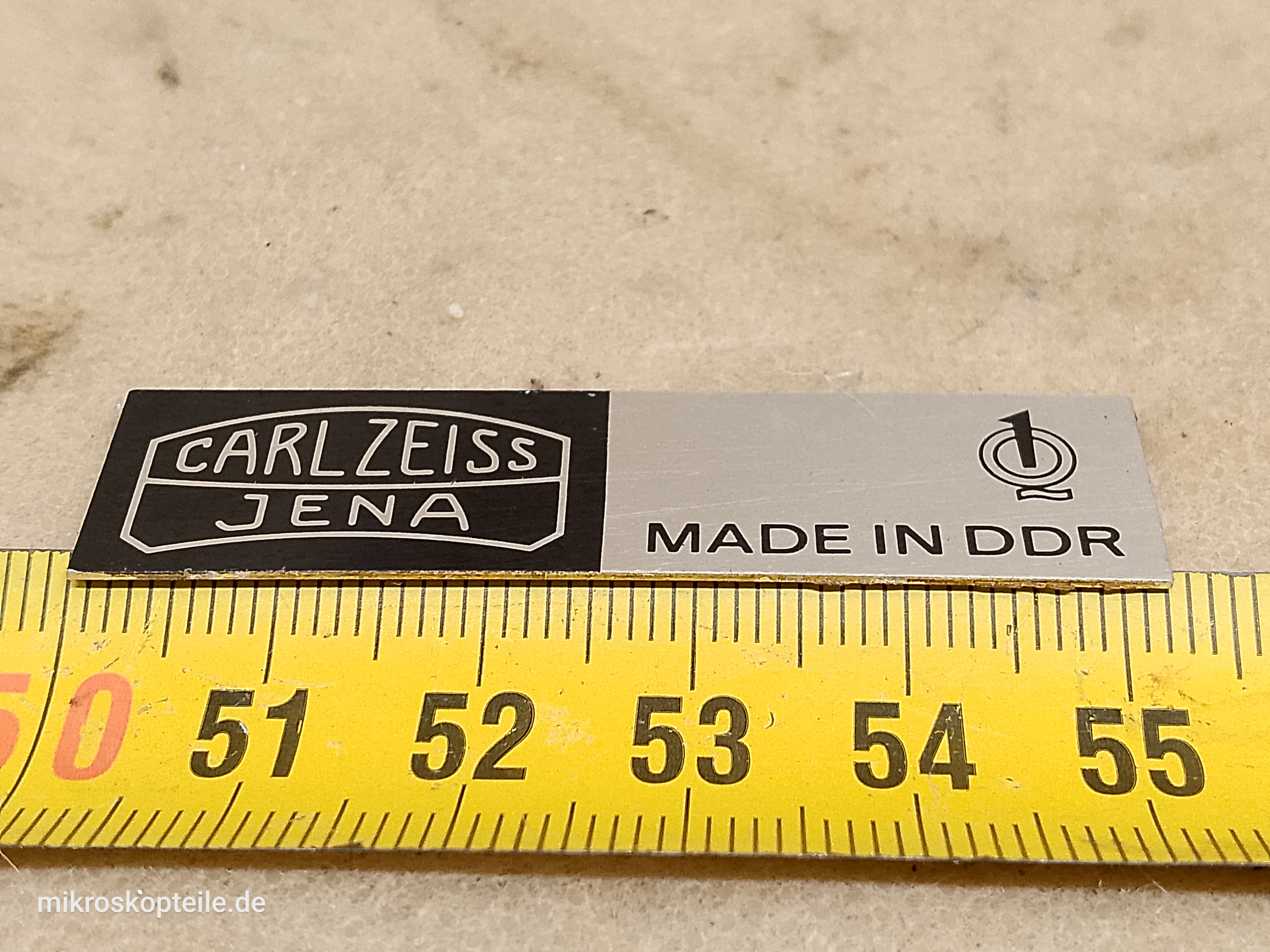 Carl Zeiss Jena Mikroskop Namenschild mit Herstellerlogo - Ansicht #2