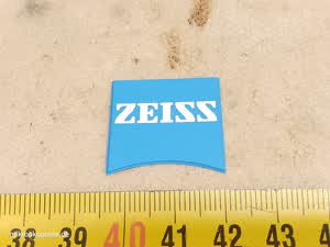 Zeiss Mikroskop Linse-im-Quadrat-Namensschild mit Herstellerlogo in abgerundeten Buchstaben - Ansicht #2