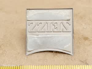 Zeiss Mikroskop Linse-im-Quadrat-Namensschild mit Herstellerlogo in abgerundeten Buchstaben - Ansicht #4