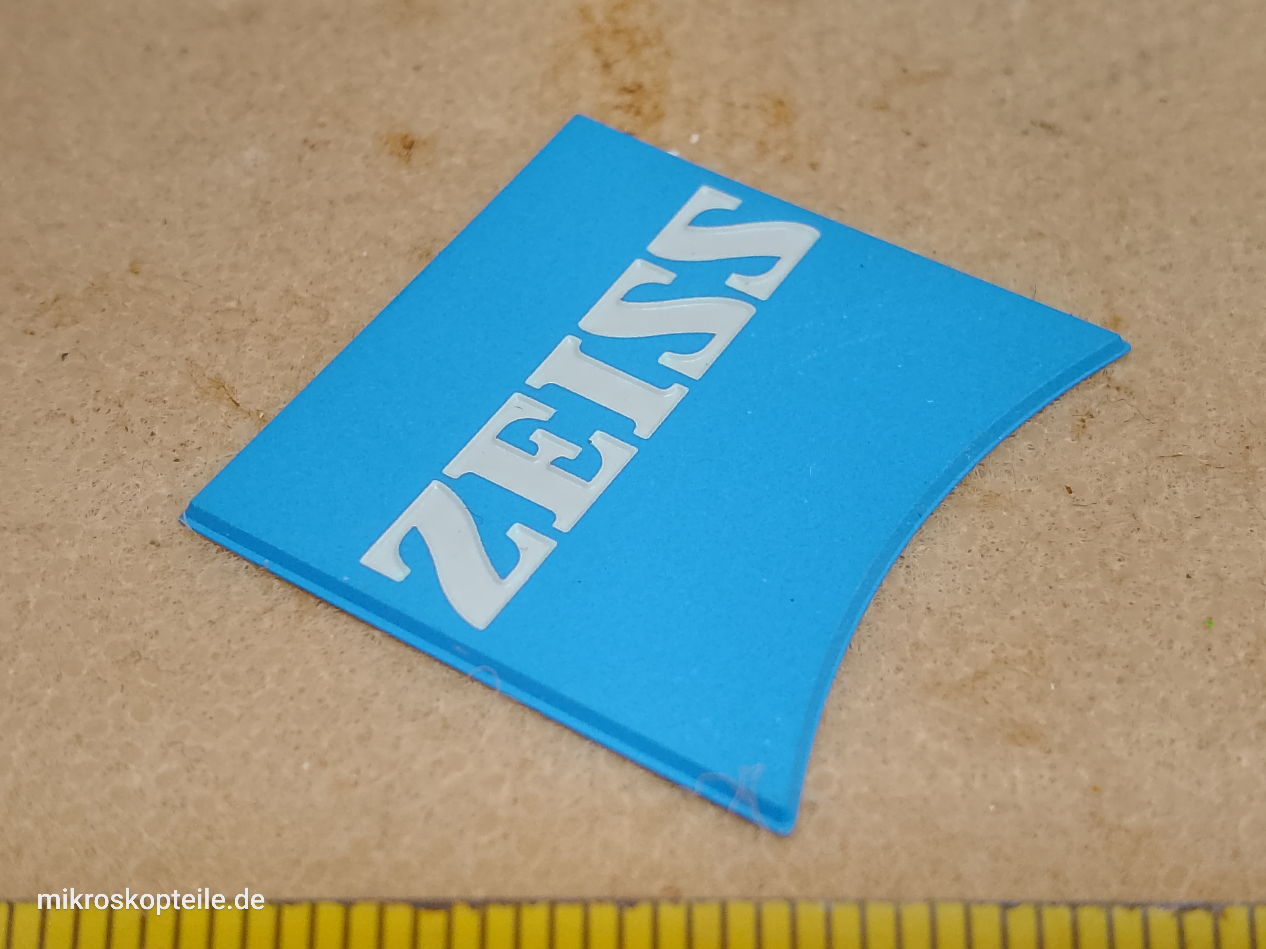 Zeiss Mikroskop Linse-im-Quadrat-Namensschild mit Herstellerlogo in abgerundeten Buchstaben