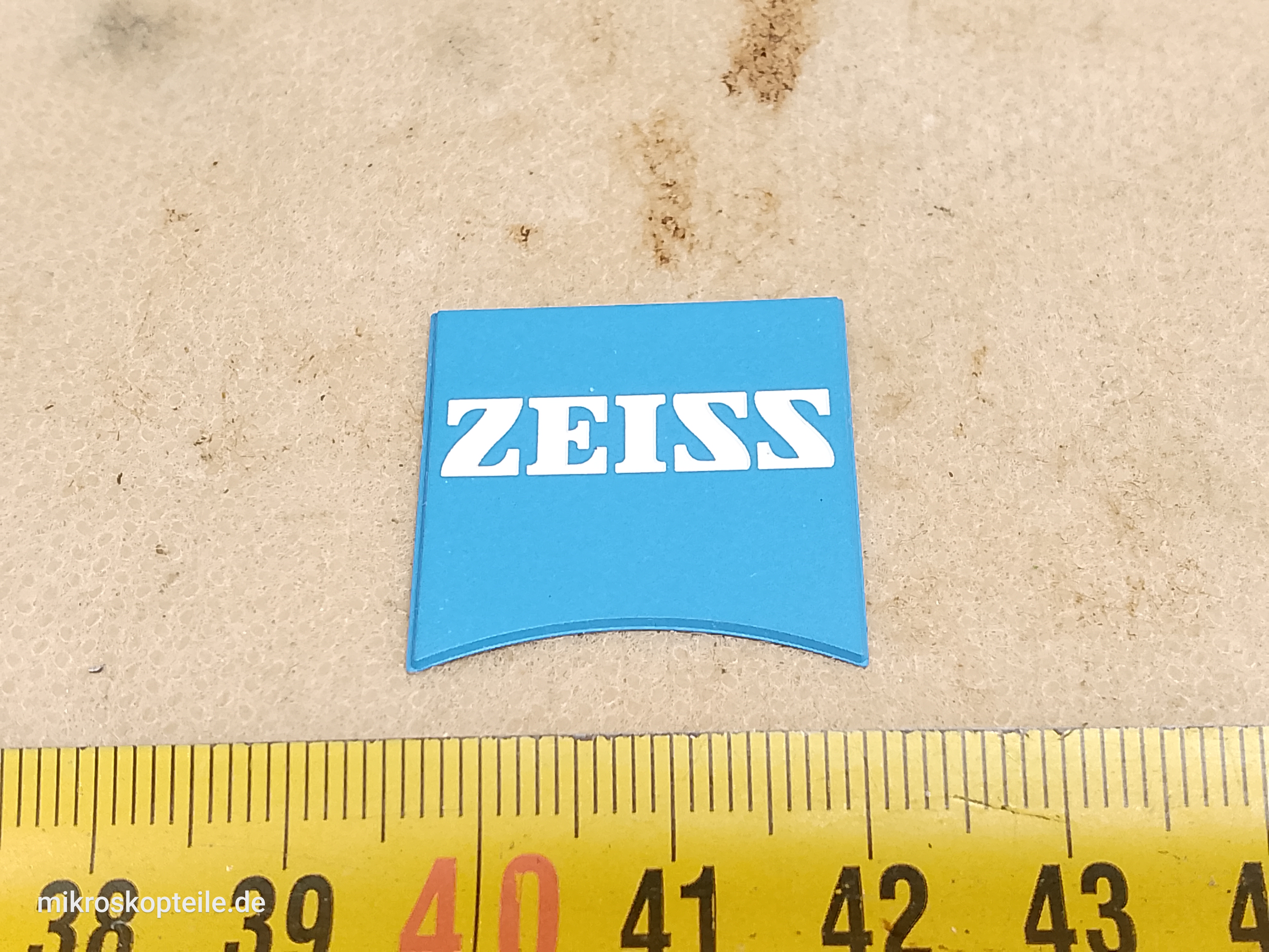 Zeiss Mikroskop Linse-im-Quadrat-Namensschild mit Herstellerlogo in abgerundeten Buchstaben - Ansicht #2
