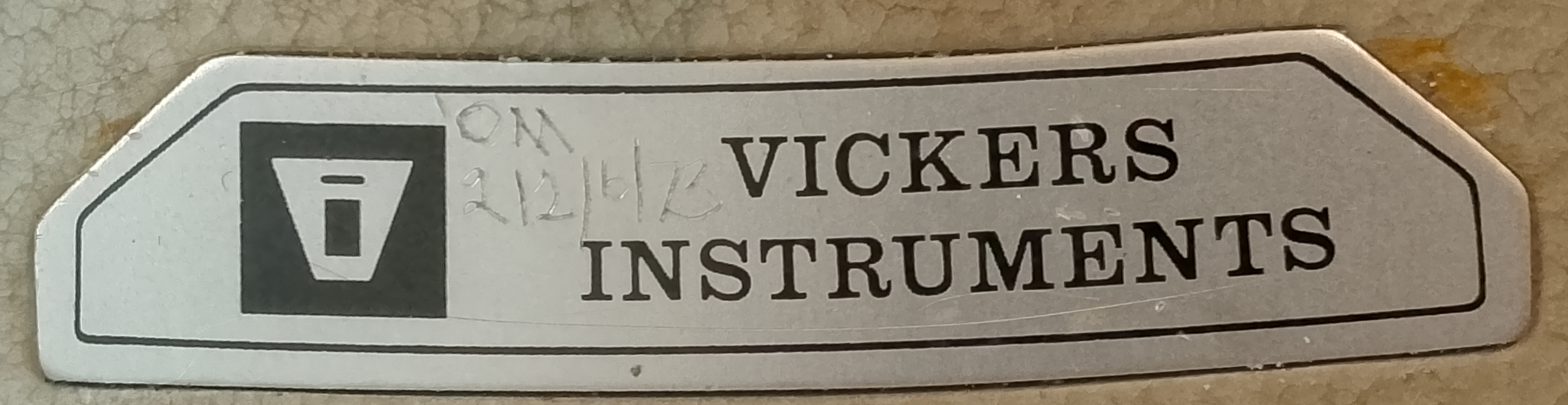 Logo producenta mikroskopów Vickers
