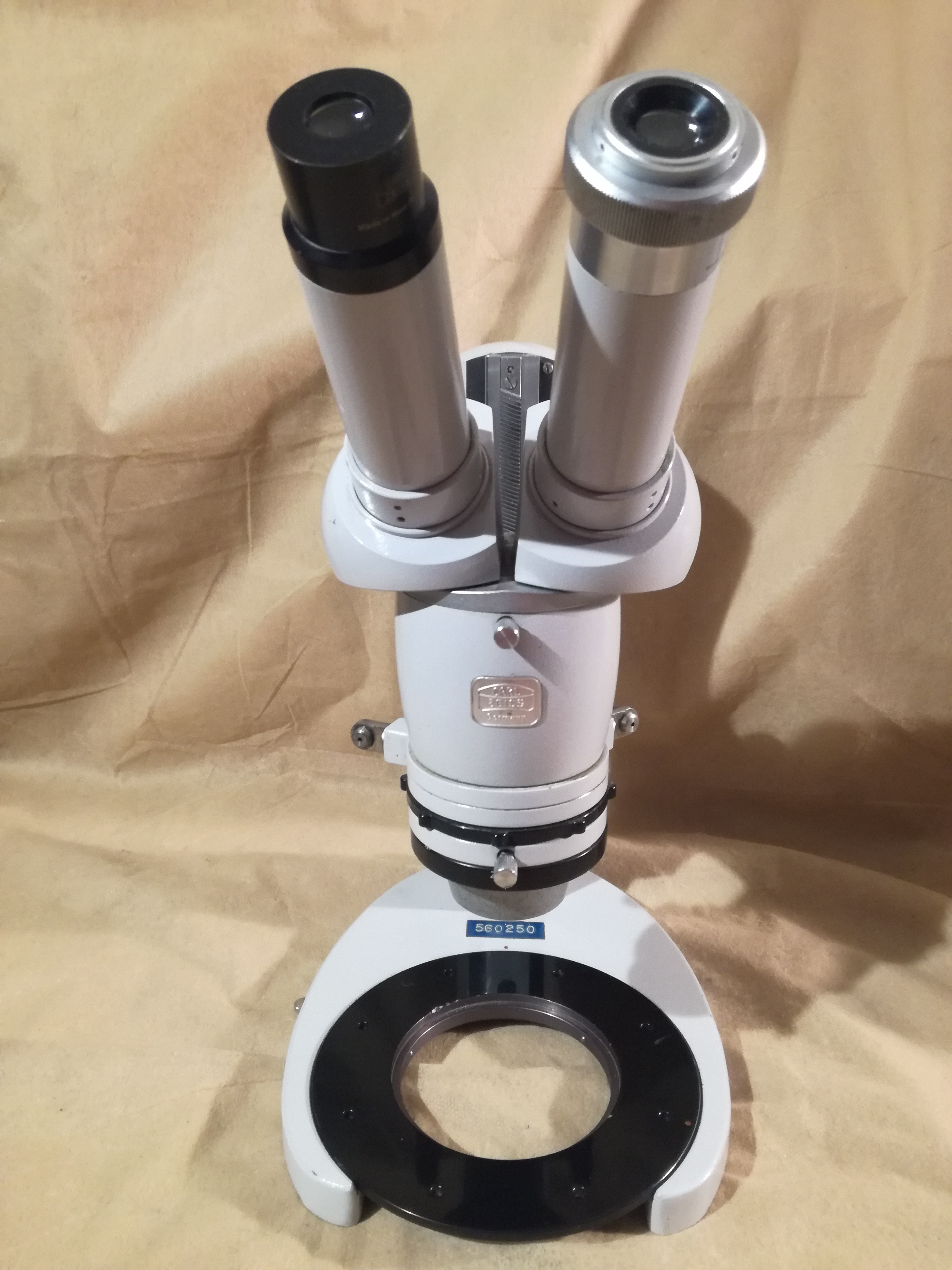 Na zdjęciu jest mikroskop Zeiss Stereomikroskop II - zdjęcie #2