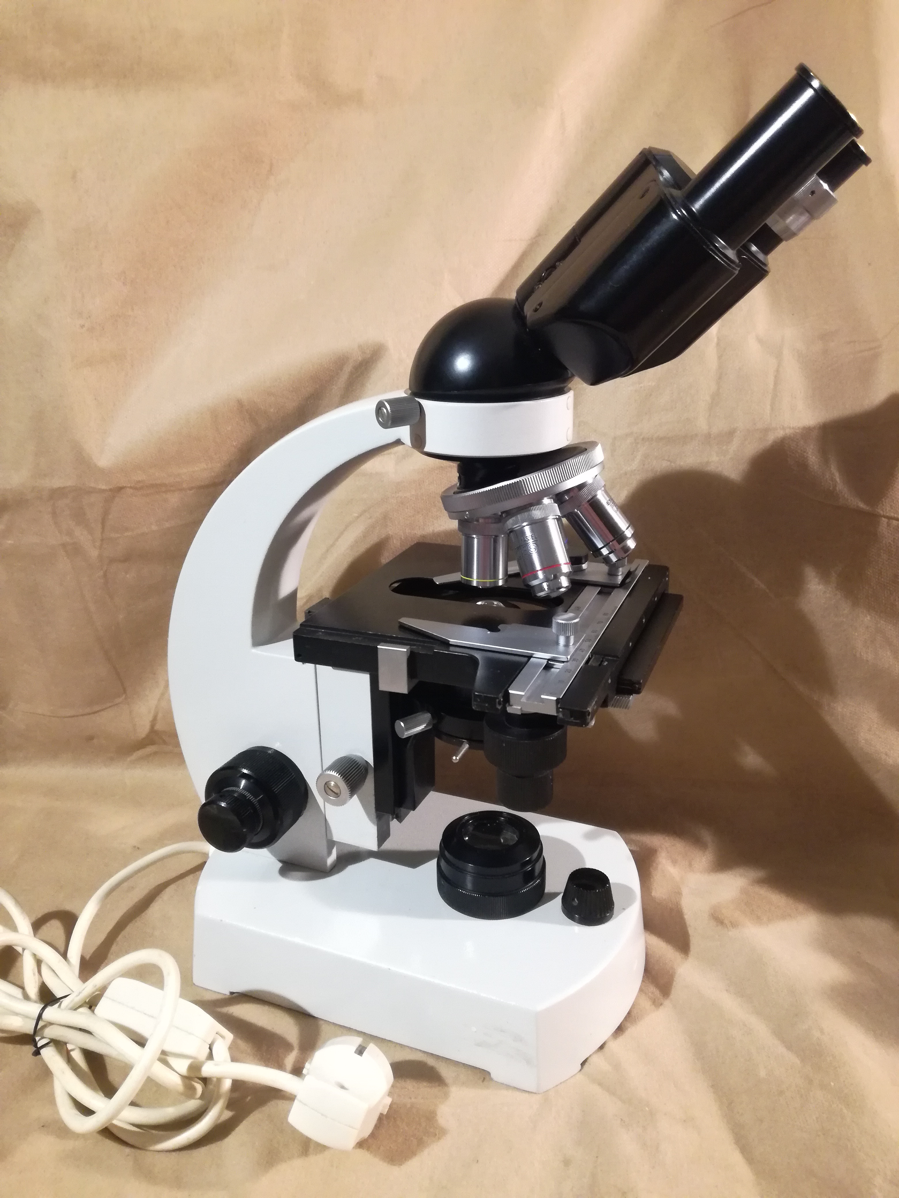 Na zdjęciu jest mikroskop CBS Binocular Model 02 - zdjęcie #1