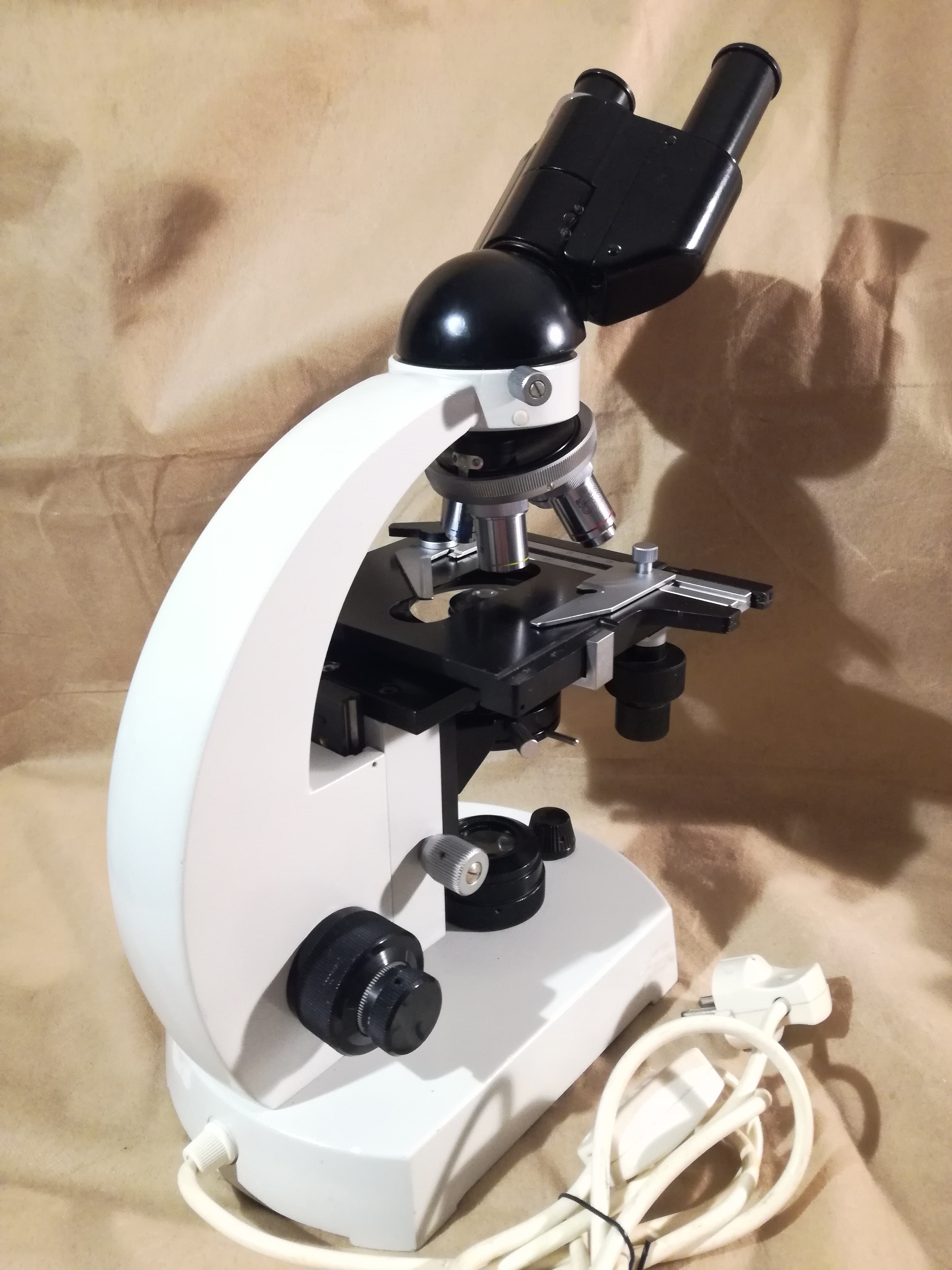 Zdjęcie mikroskopu CBS Binocular Model 02
