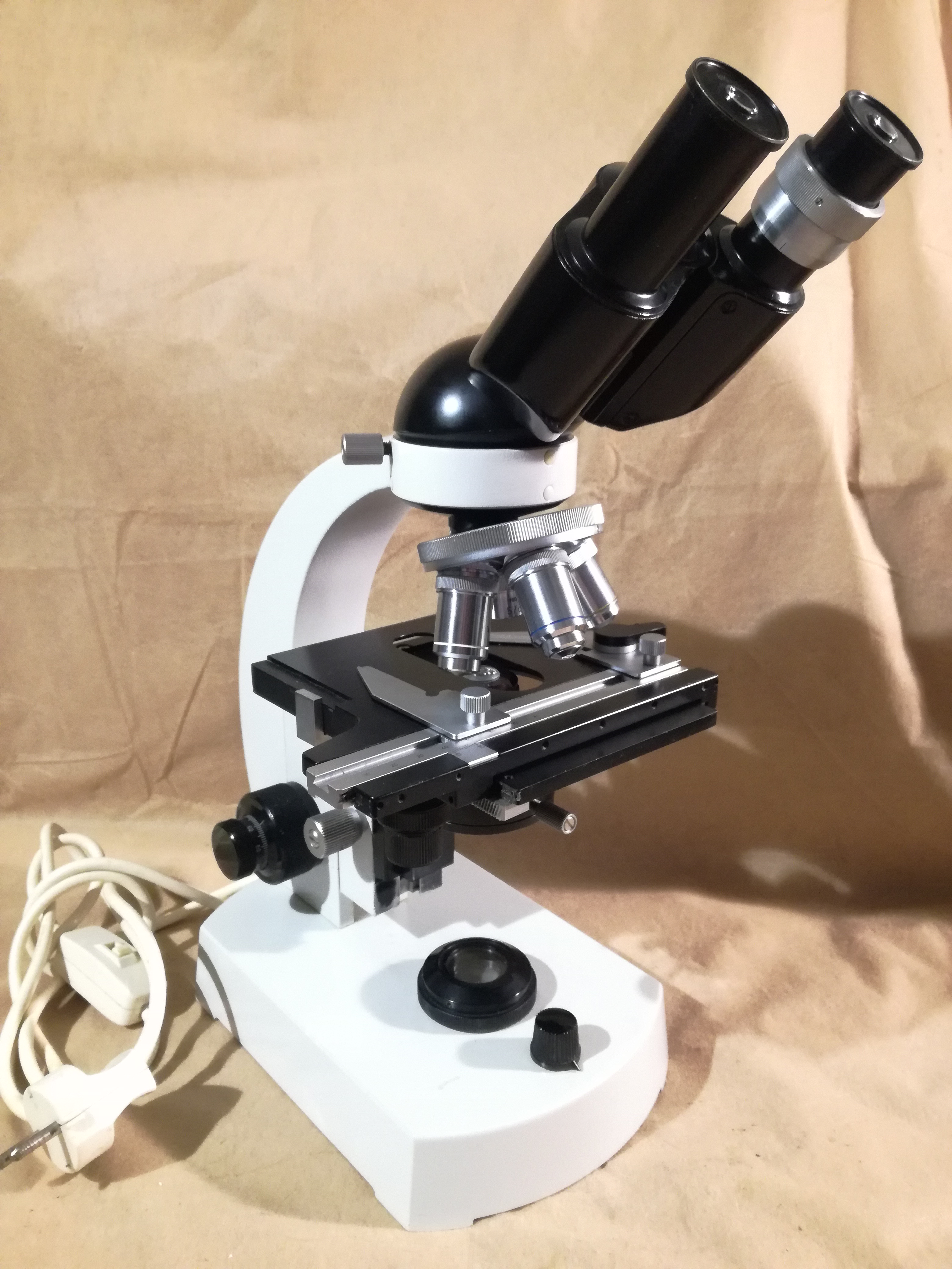Na zdjęciu jest mikroskop CBS Binocular Model 02 - zdjęcie #9