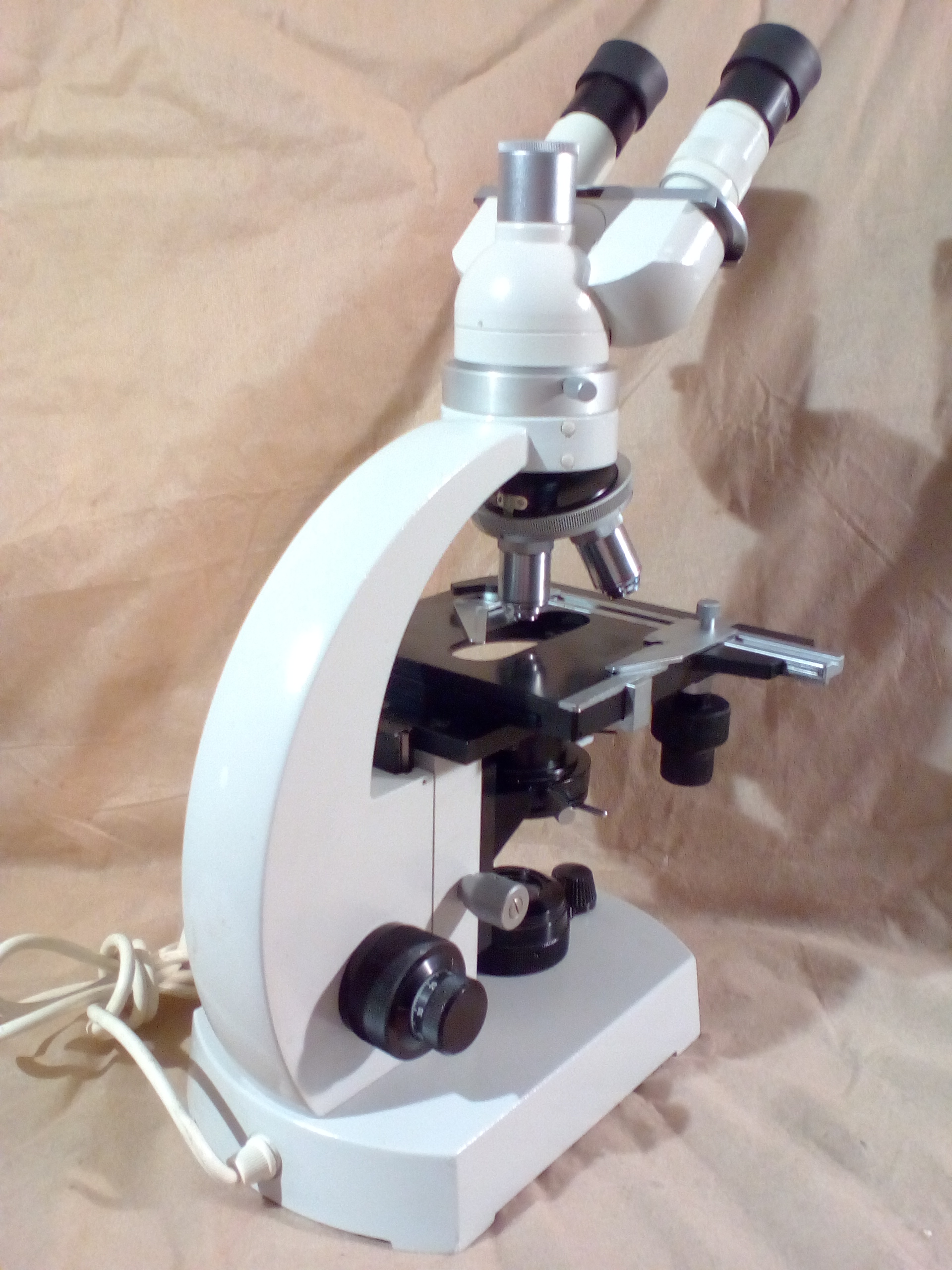 Das Foto zeigt ein CBS Trinokular Model 01 Mikroskops - Foto #3