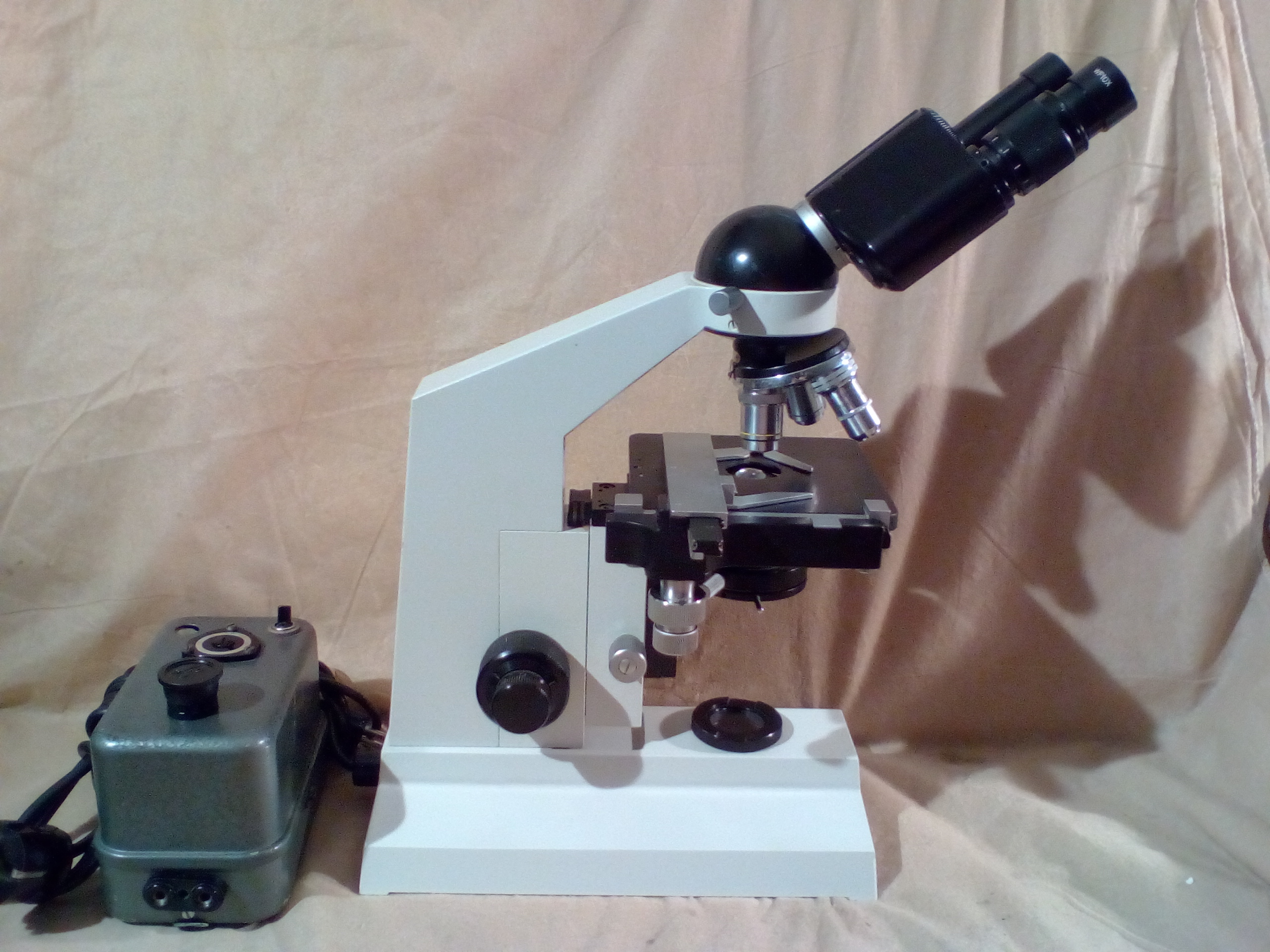 Das Foto zeigt ein CBS Binocular Model 01 Mikroskops - Foto #2
