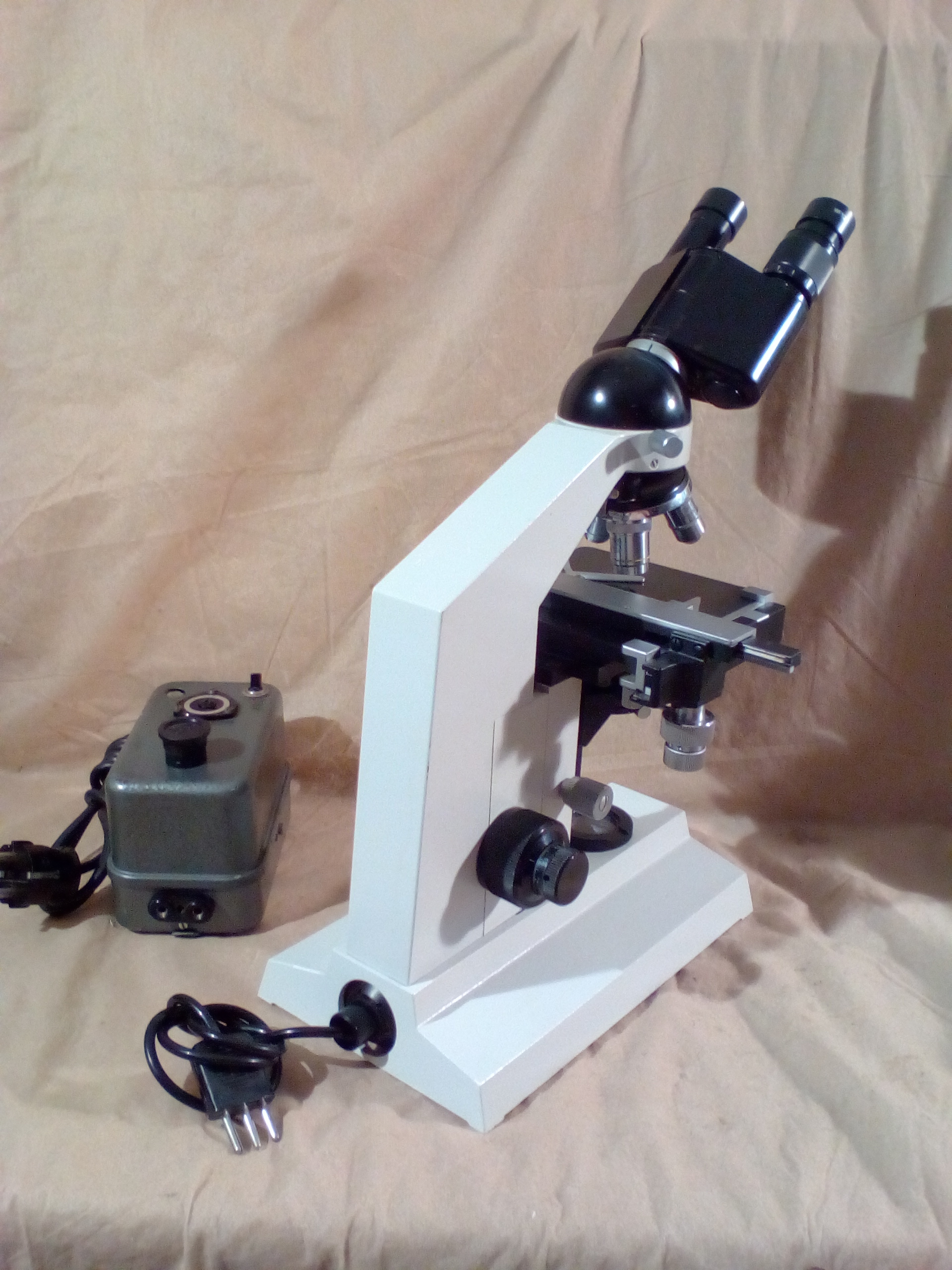 Das Foto zeigt ein CBS Binocular Model 01 Mikroskops - Foto #3