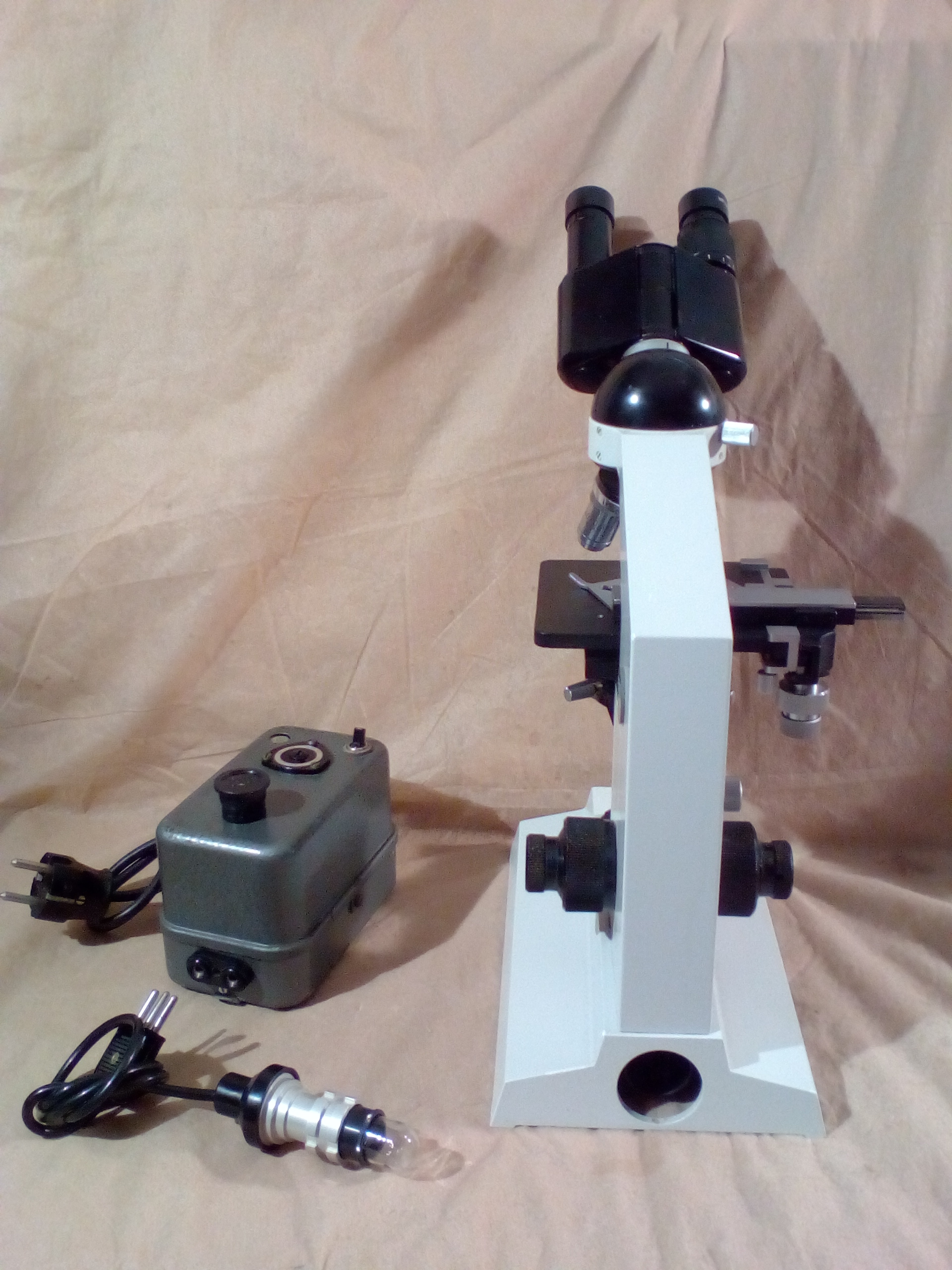 Das Foto zeigt ein CBS Binocular Model 01 Mikroskops - Foto #4